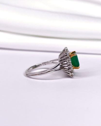 Bague Marguerite Émeraude 1.35 carat, Diamants 1.20 carat &amp; Or 5,01g "Capucine" - Elliade Paris