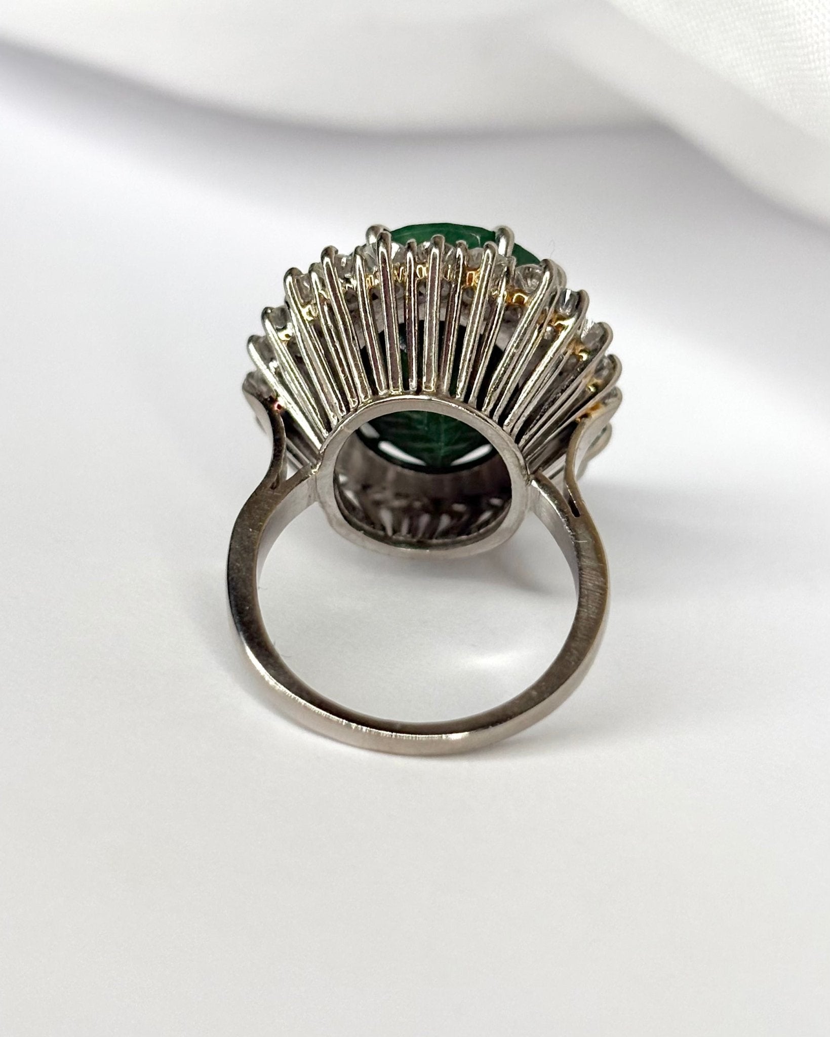 Bague Marguerite Émeraude 13.50 carats &amp; Diamants 1.38 carat "Clarence" - Elliade Paris