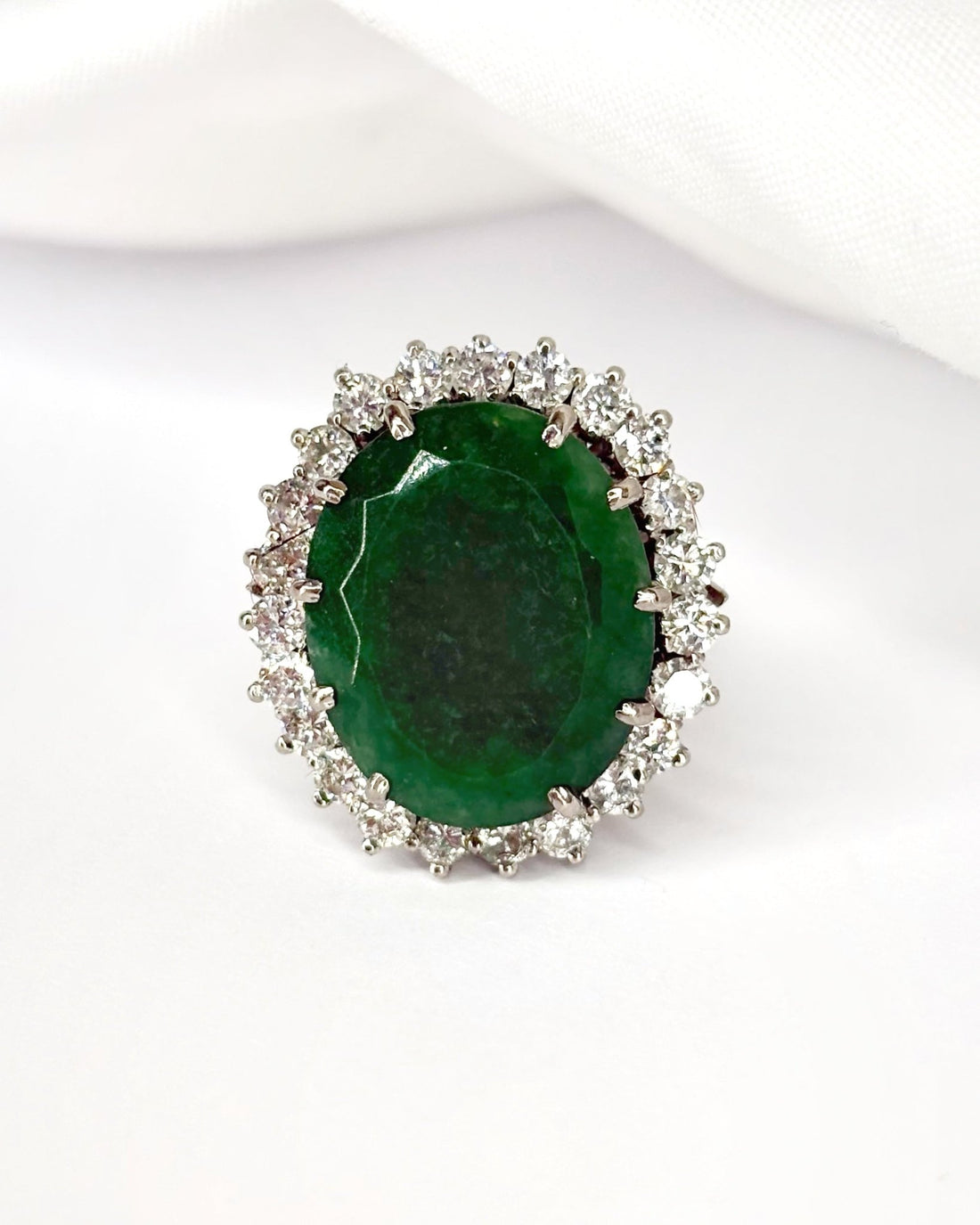 Bague Marguerite Émeraude 13.50 carats &amp; Diamants 1.38 carat "Clarence" - Elliade Paris