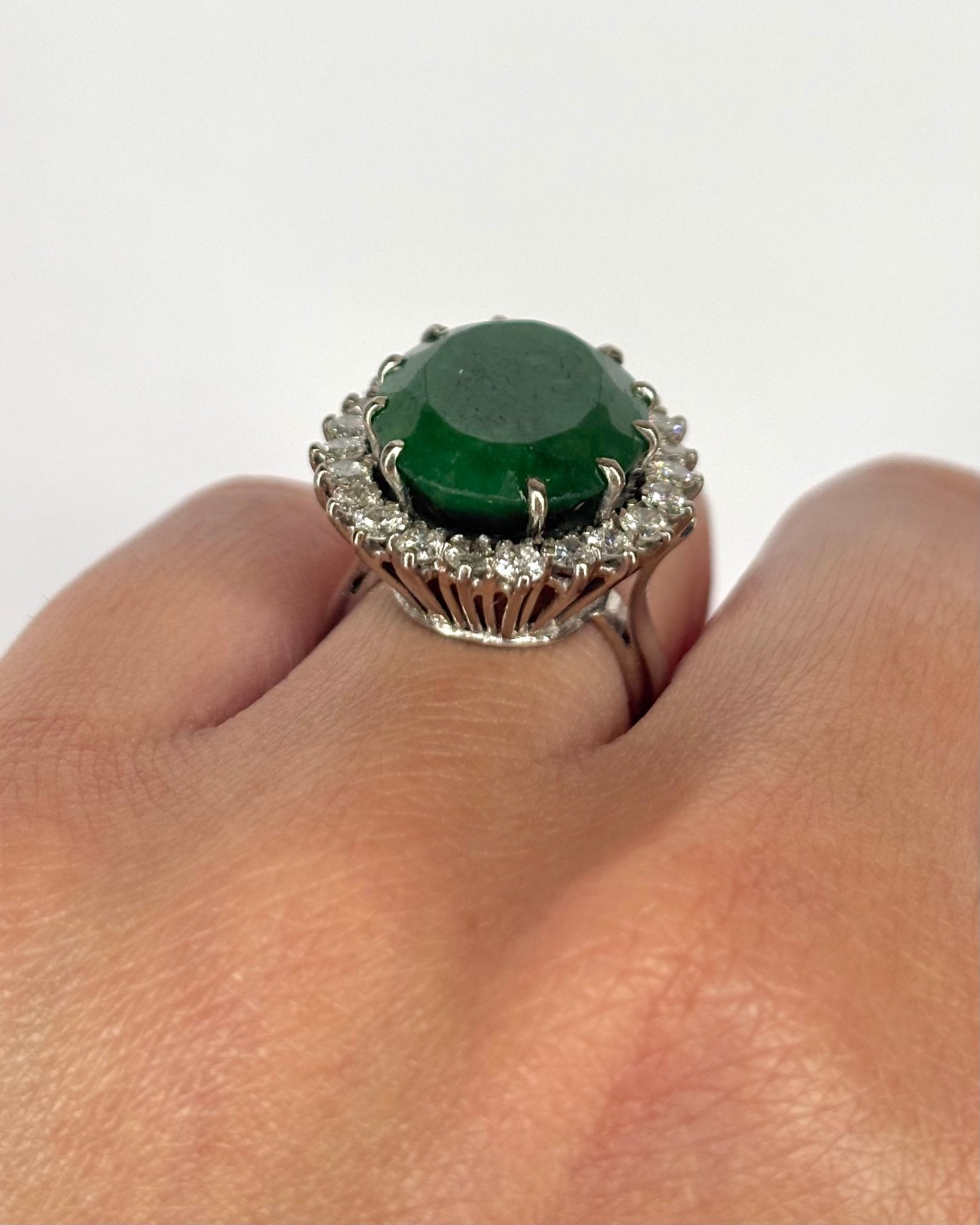 Bague Marguerite Émeraude 13.50 carats &amp; Diamants 1.38 carat "Clarence" - Elliade Paris