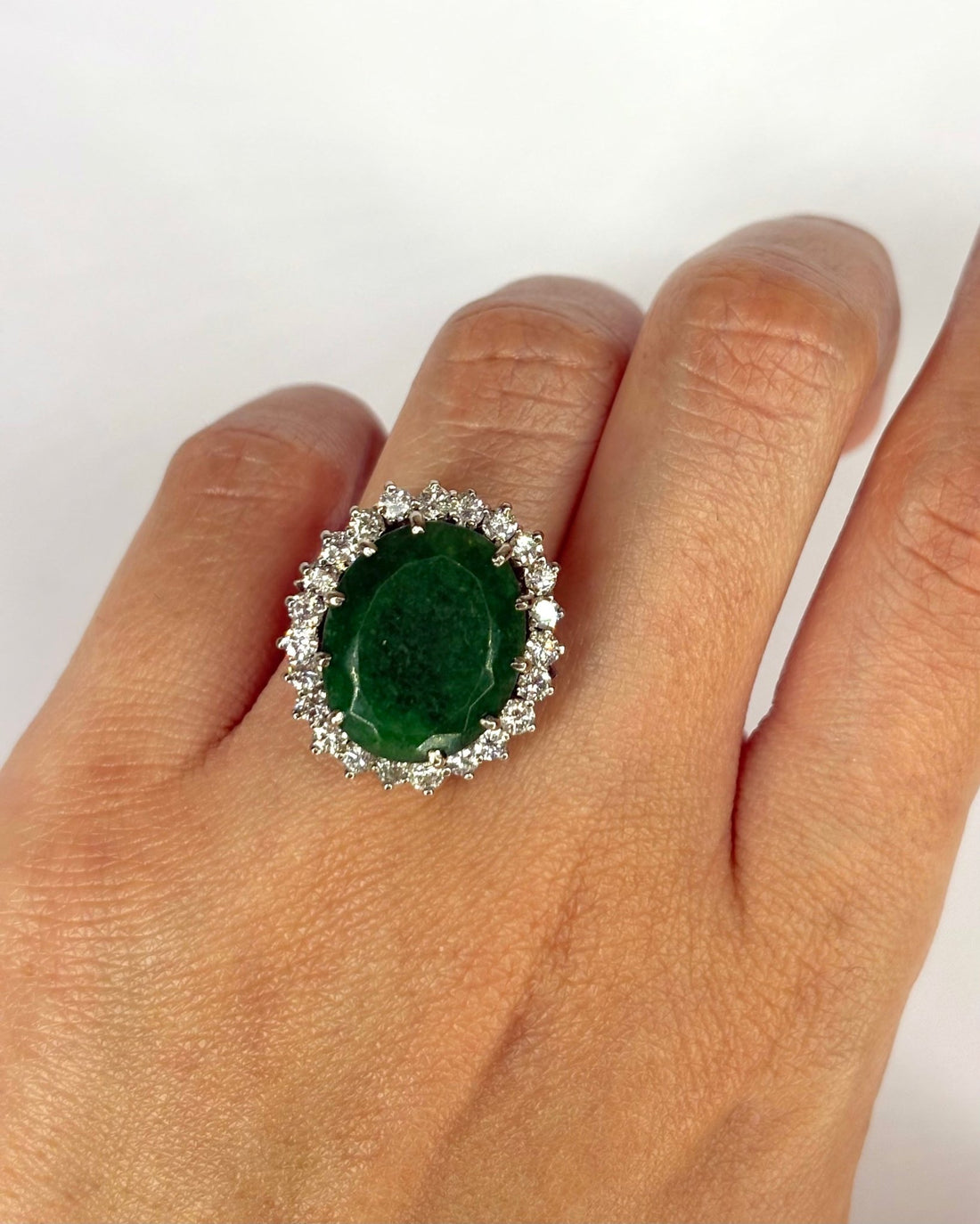 Bague Marguerite Émeraude 13.50 carats &amp; Diamants 1.38 carat "Clarence" - Elliade Paris