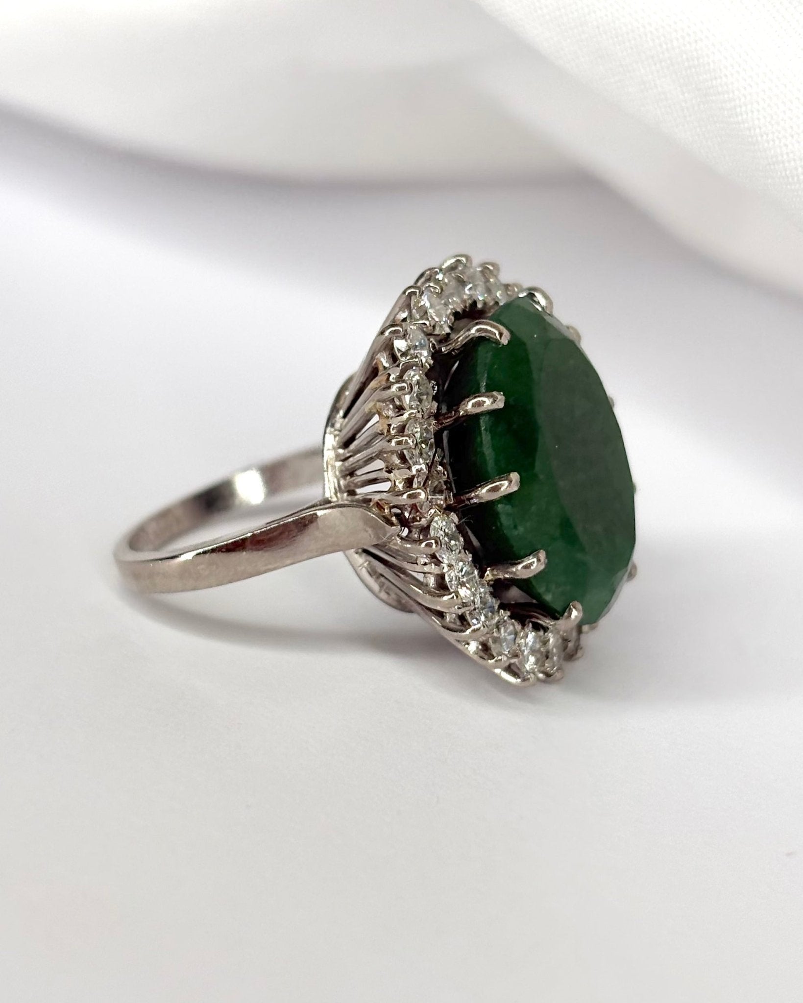 Bague Marguerite Émeraude 13.50 carats &amp; Diamants 1.38 carat "Clarence" - Elliade Paris