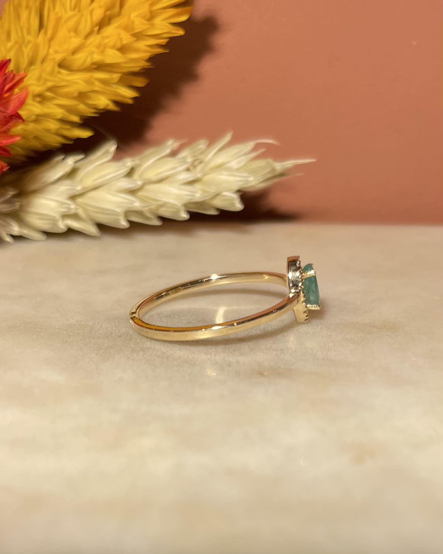 Bague Marguerite Emeraude &amp; 14 Diamants "Carlotta" - Elliade Paris