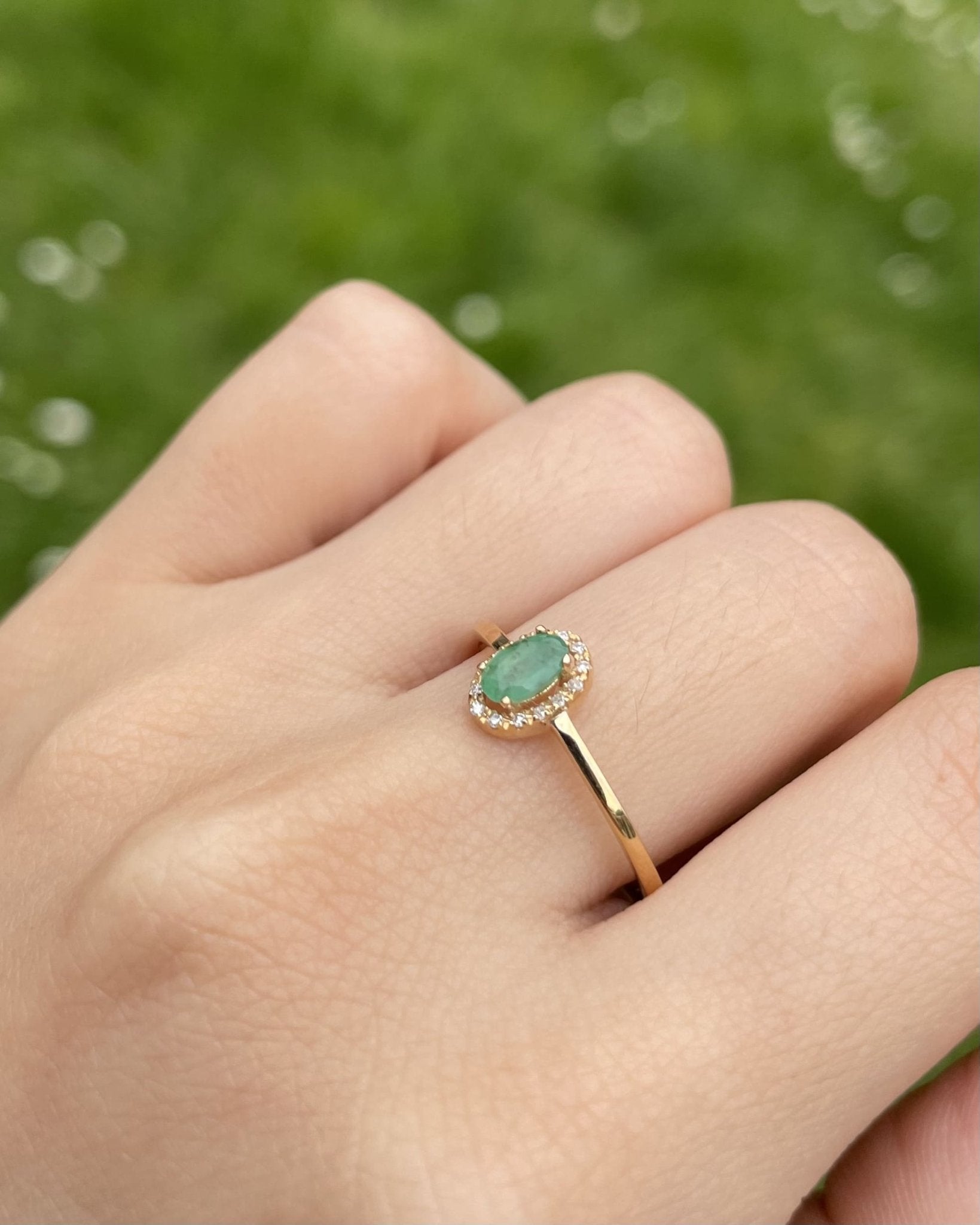 Bague Marguerite Emeraude &amp; 14 Diamants "Carlotta" - Elliade Paris