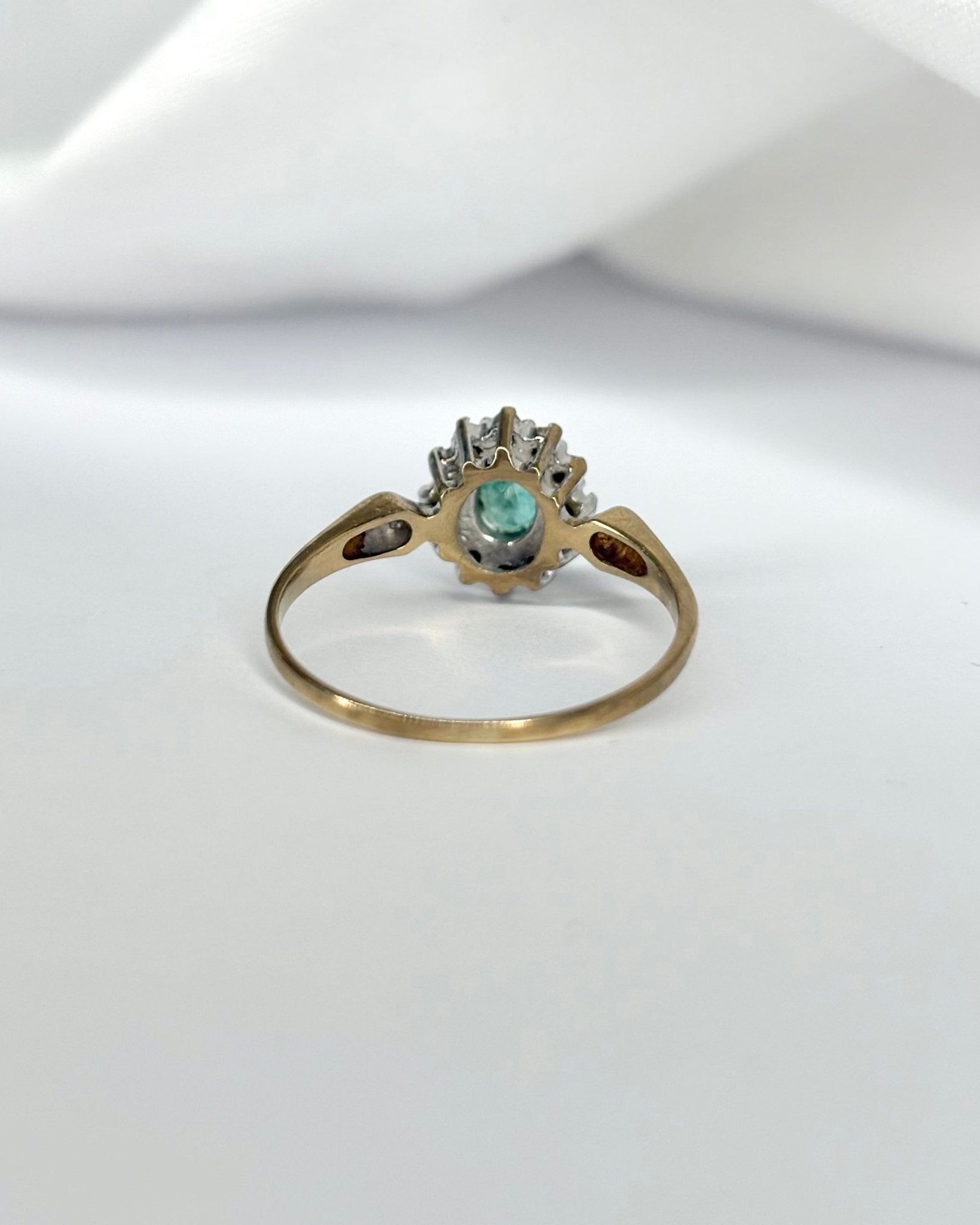 Bague Marguerite Émeraude &amp; 14 Diamants "Tonia" - Elliade Paris