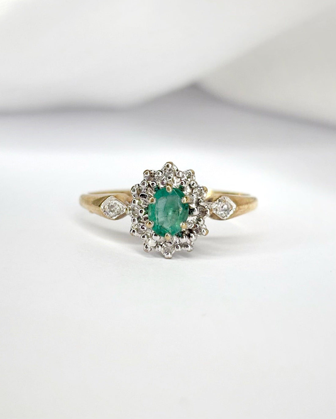 Bague Marguerite Émeraude &amp; 14 Diamants "Tonia" - Elliade Paris