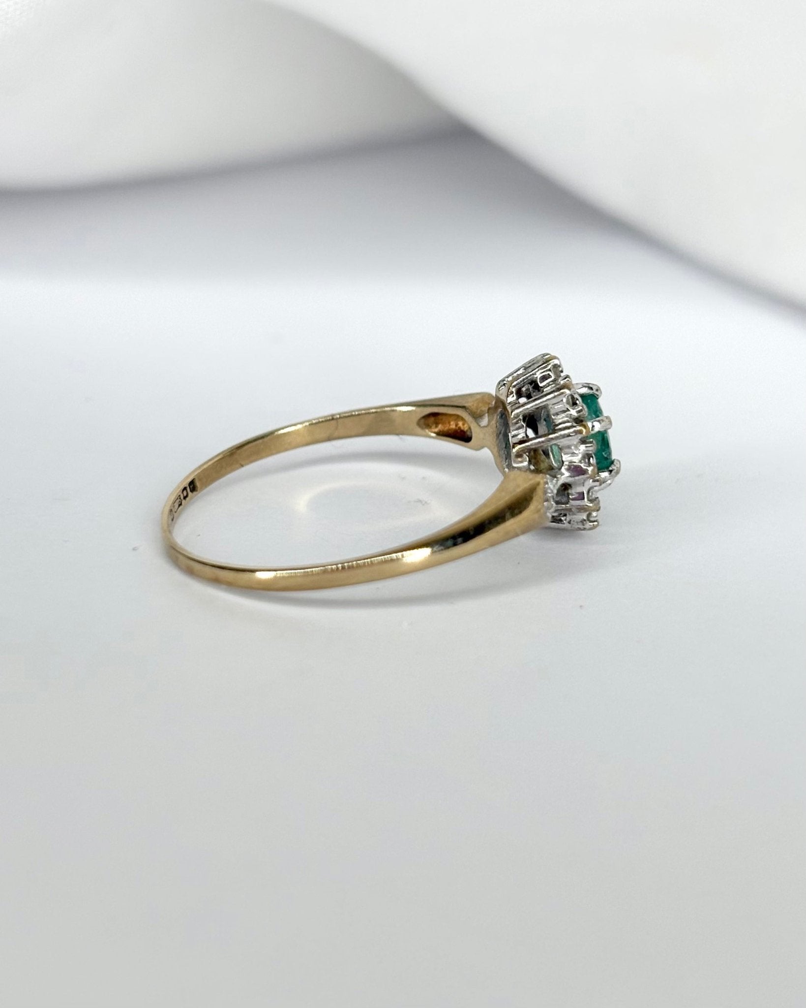 Bague Marguerite Émeraude &amp; 14 Diamants "Tonia" - Elliade Paris