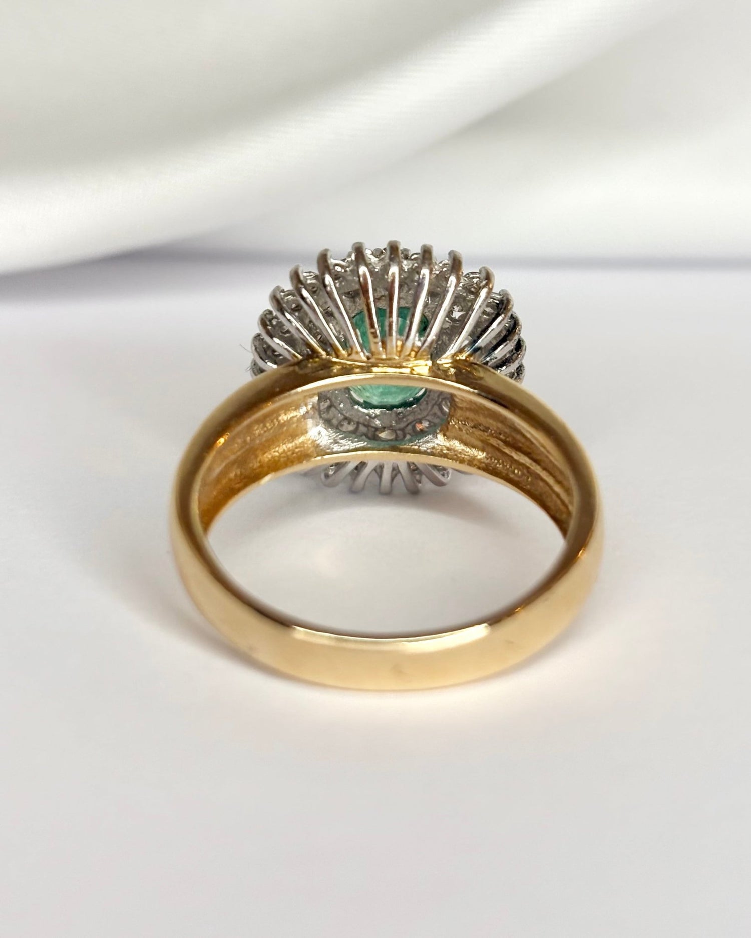 Bague Marguerite Émeraude 1.40 carat &amp; Diamants 0.84 carat "Maia" - Elliade Paris