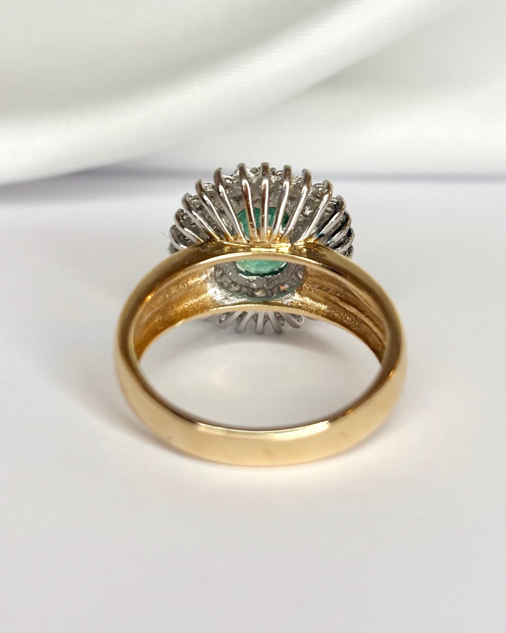 Bague Marguerite Émeraude 1.40 carat &amp; Diamants 0.84 carat "Maia" - Elliade Paris