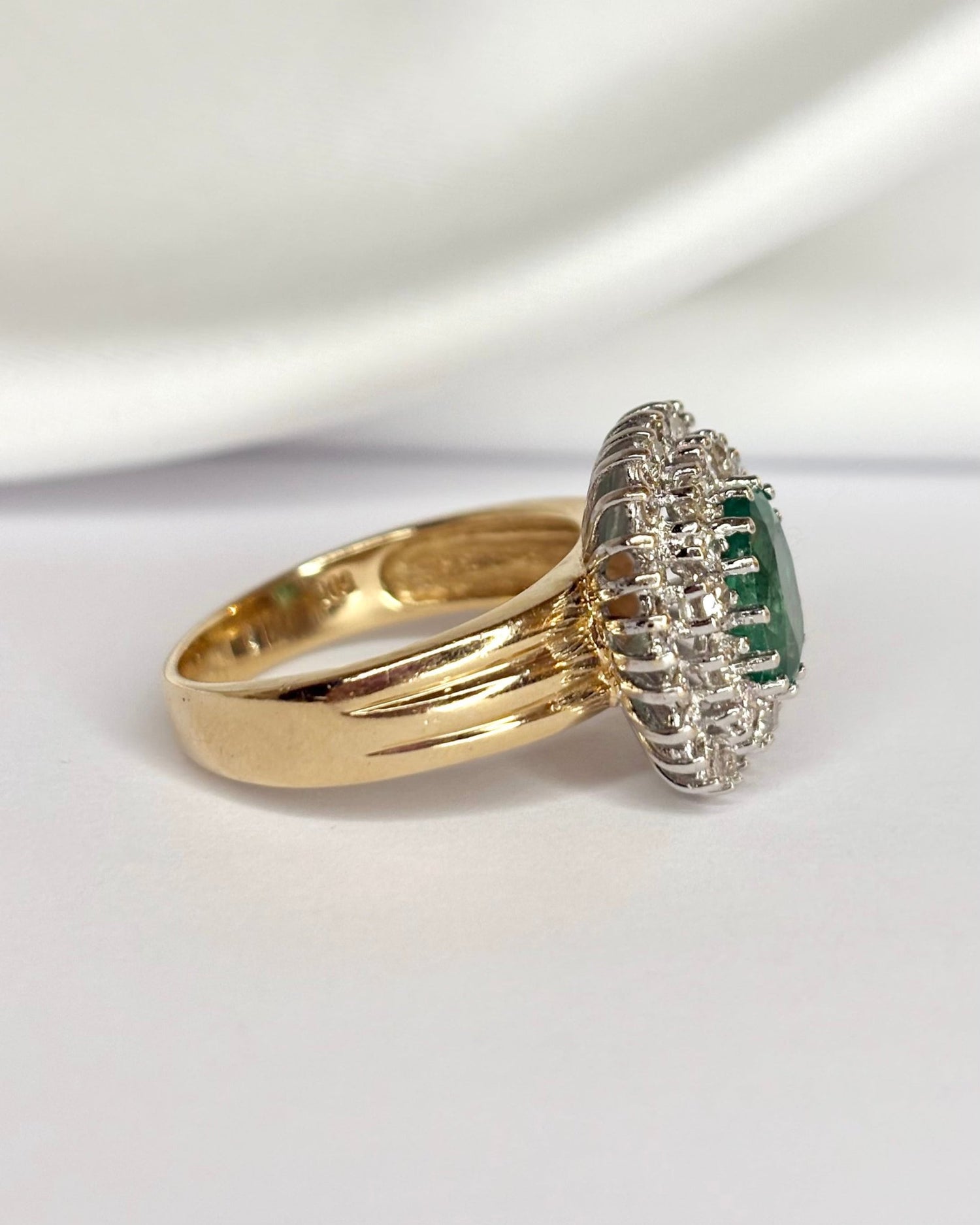 Bague Marguerite Émeraude 1.40 carat &amp; Diamants 0.84 carat "Maia" - Elliade Paris
