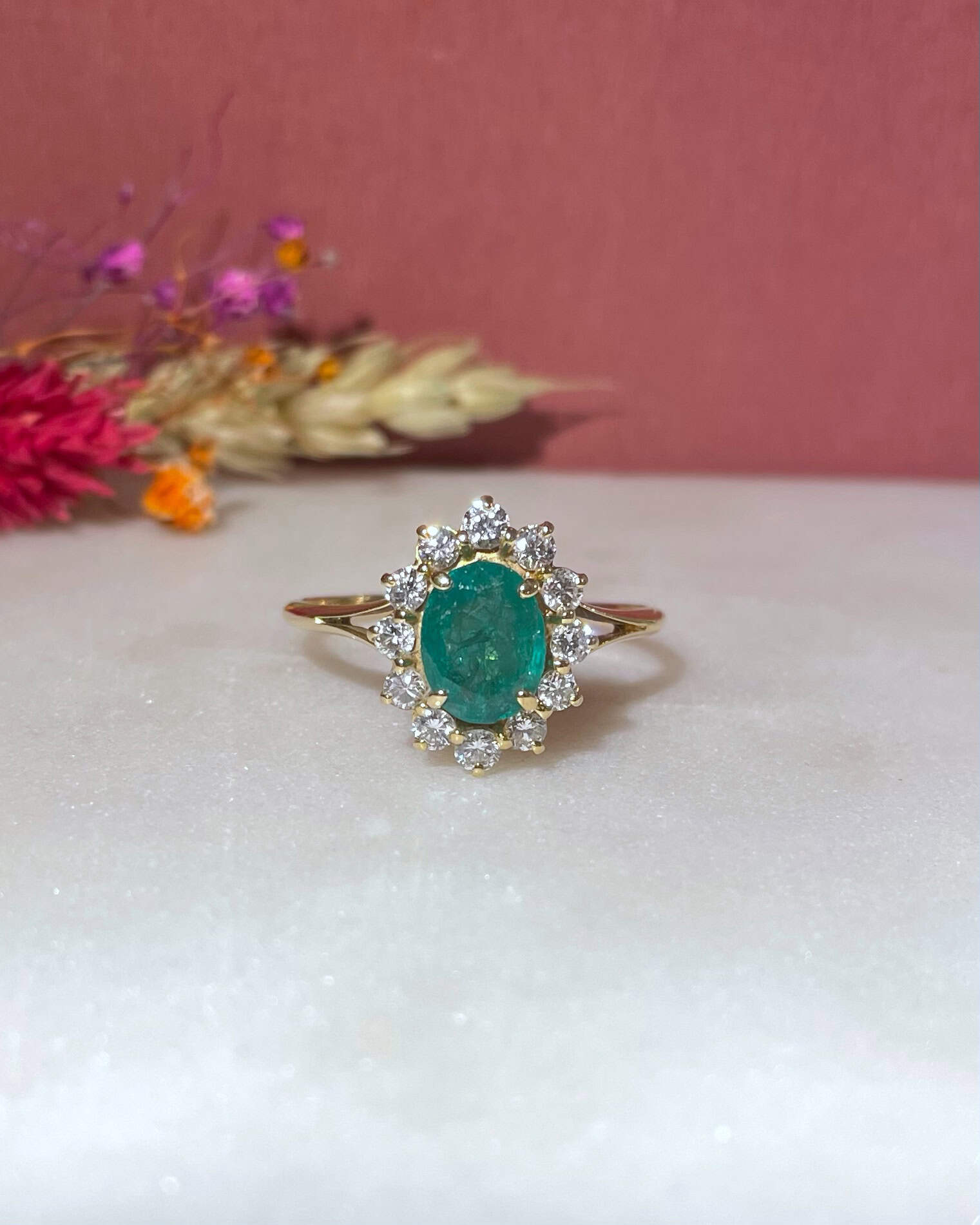 Bague Marguerite Émeraude 1.40 Carat &amp; Diamants "Délia" - Elliade Paris