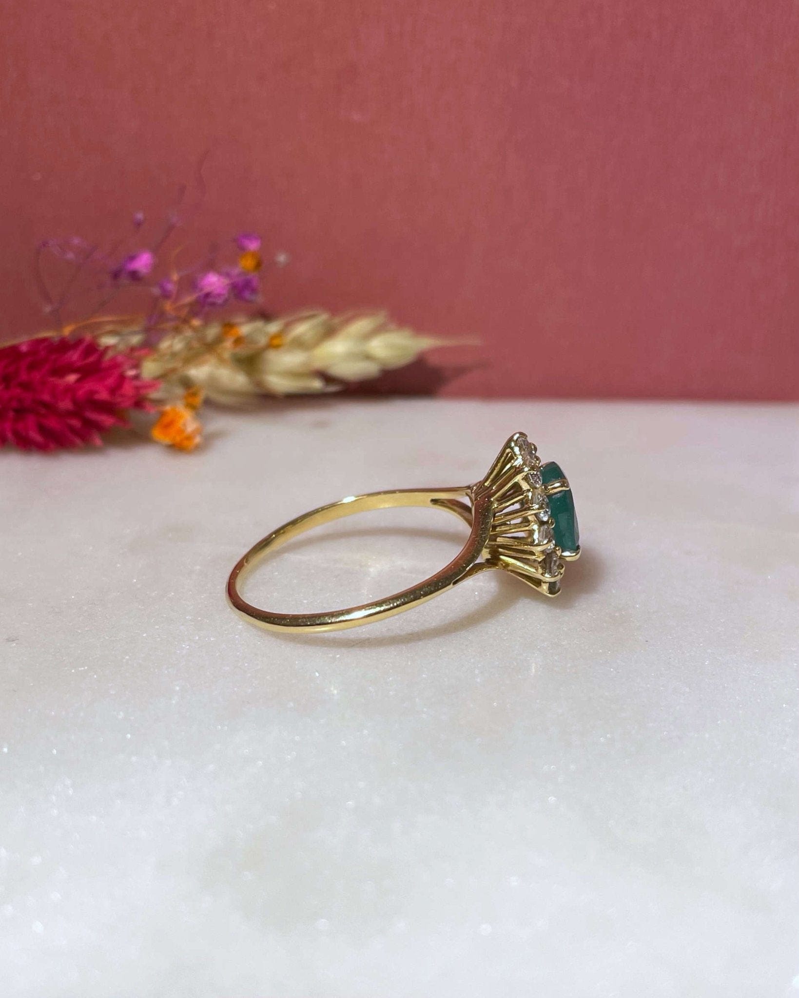 Bague Marguerite Émeraude 1.40 Carat &amp; Diamants "Délia" - Elliade Paris