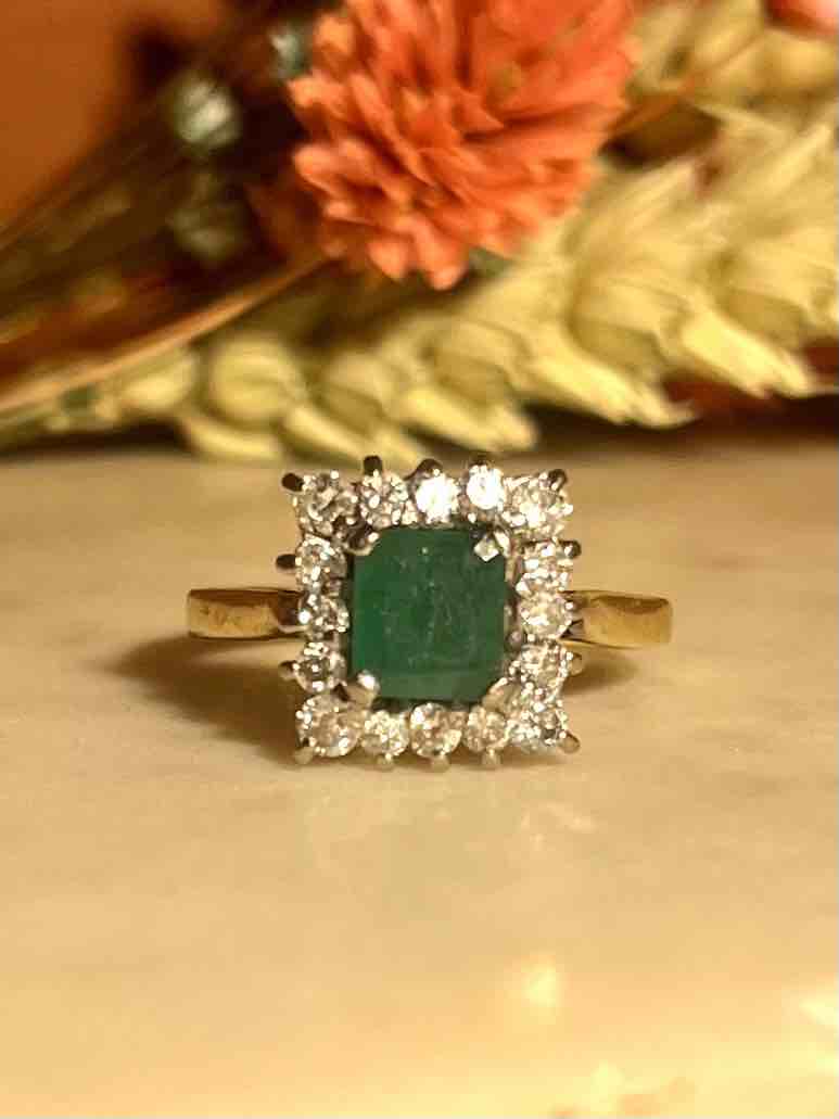 Bague Marguerite Émeraude 1.40 carat &amp; Diamants &quot;Leya&quot; - Elliade Paris