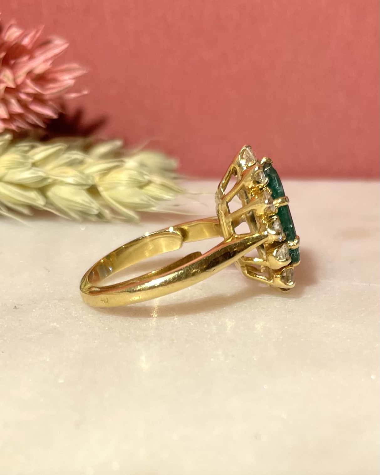 Bague Marguerite Émeraude 1.40 Carat &amp; Diamants "Pippa" - Elliade Paris