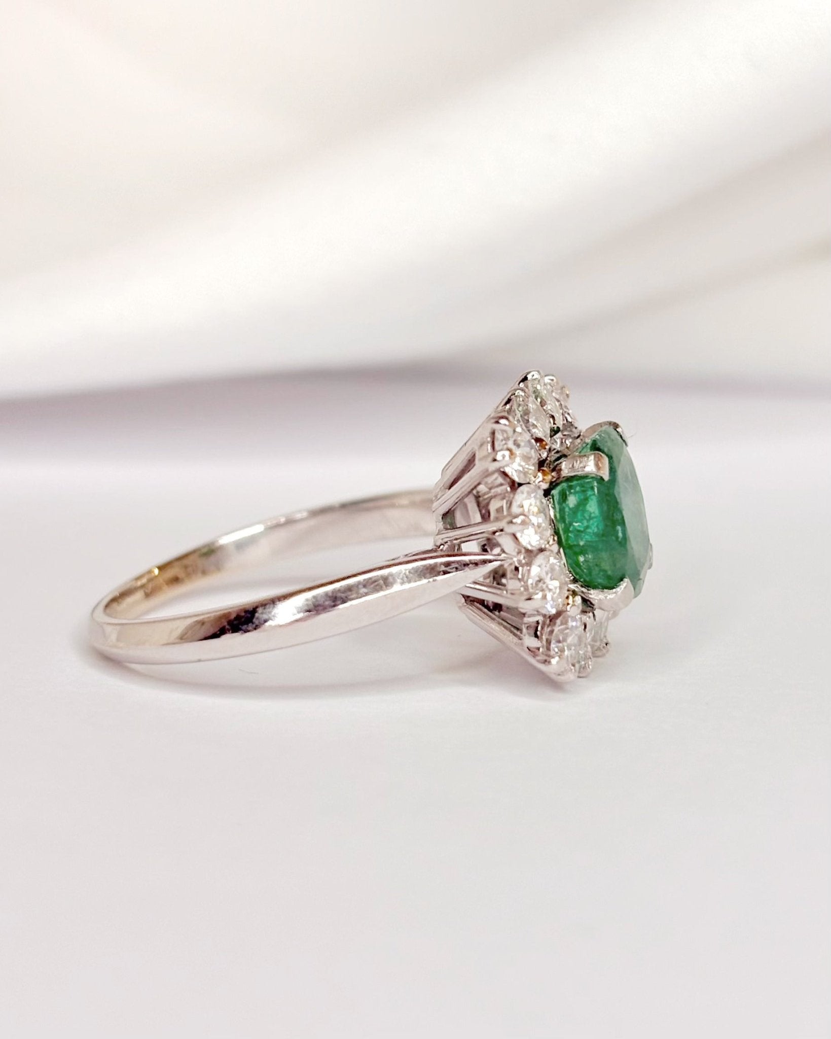 Bague Marguerite Émeraude 1.45 carat &amp; Diamants 0.60 carat "Lisa" - Elliade Paris