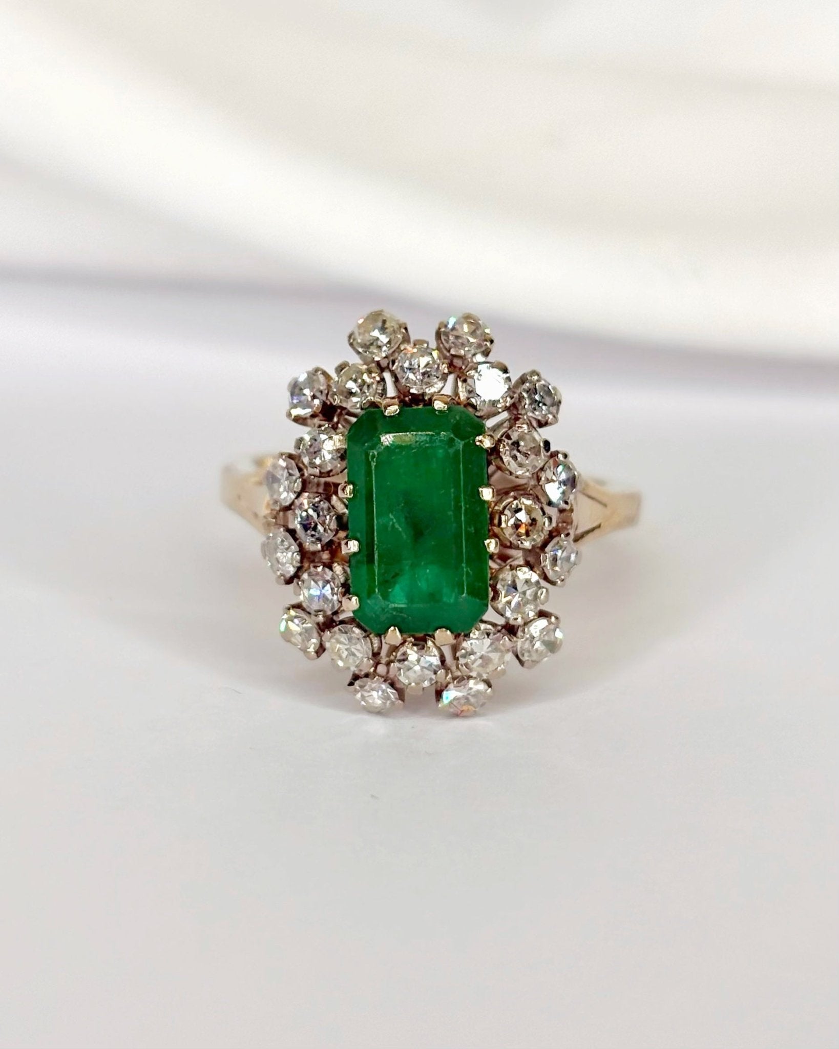 Bague Marguerite Émeraude 1.46 carat &amp; Diamants 1 carat "Elenni" - Elliade Paris