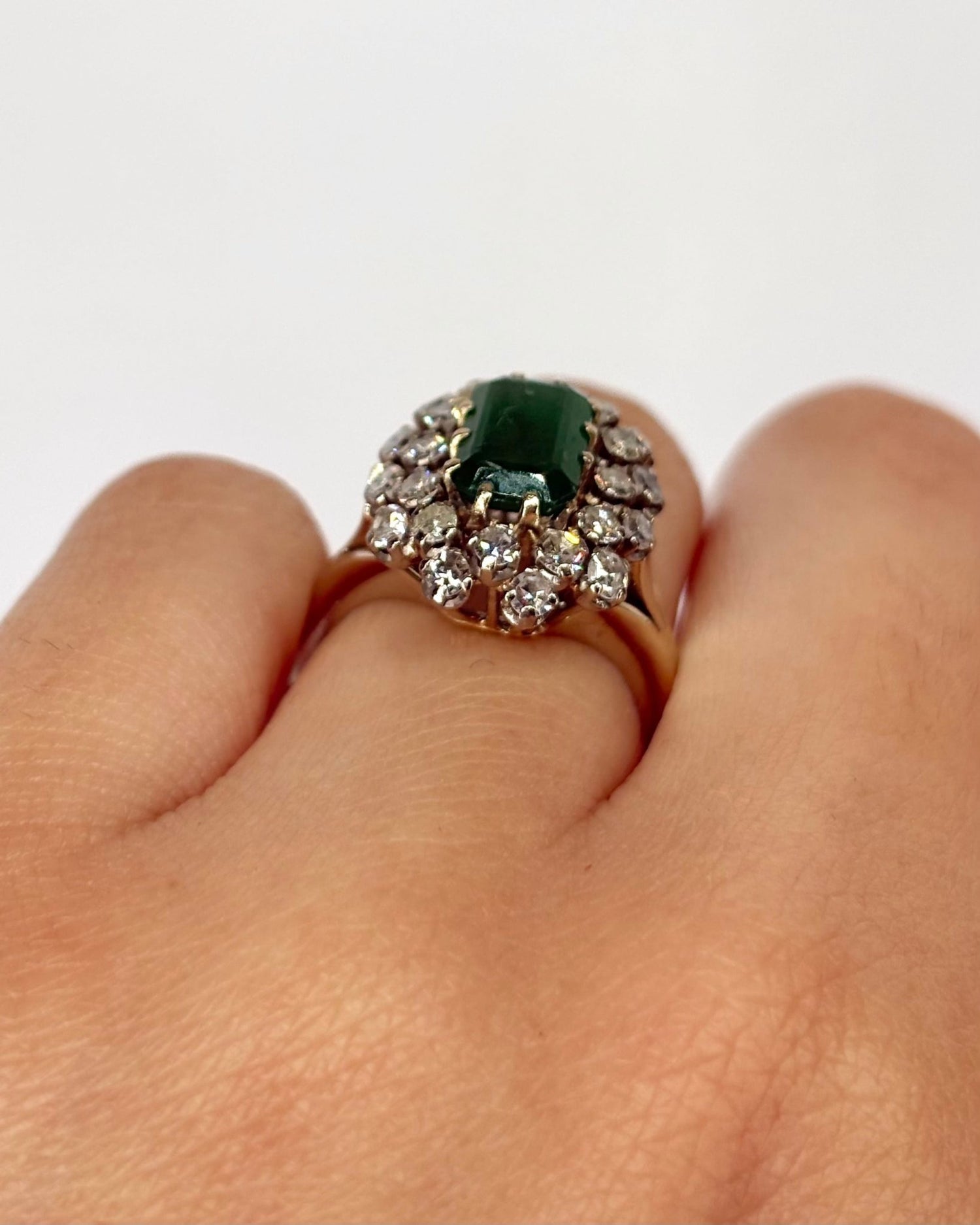 Bague Marguerite Émeraude 1.46 carat &amp; Diamants 1 carat "Elenni" - Elliade Paris