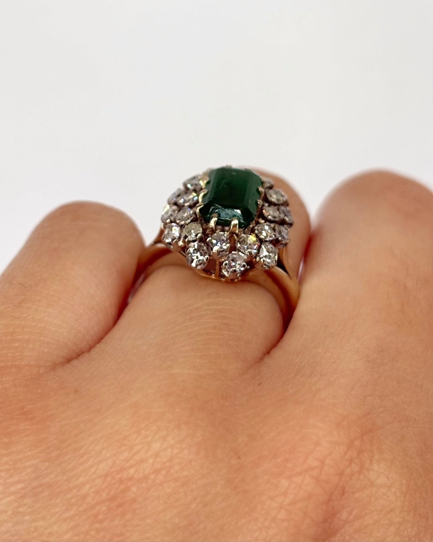 Bague Marguerite Émeraude 1.46 carat &amp; Diamants 1 carat "Elenni" - Elliade Paris