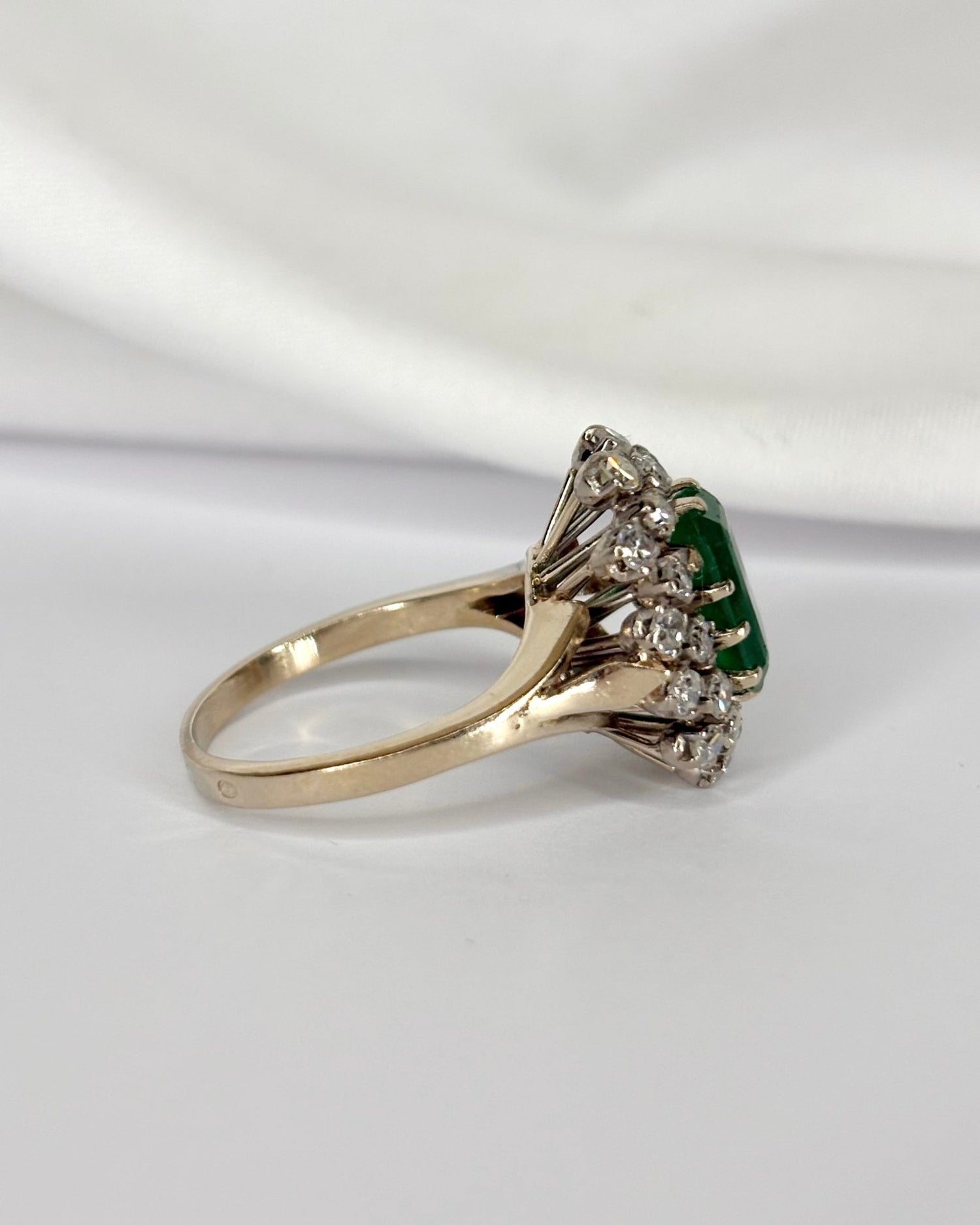 Bague Marguerite Émeraude 1.46 carat &amp; Diamants 1 carat "Elenni" - Elliade Paris