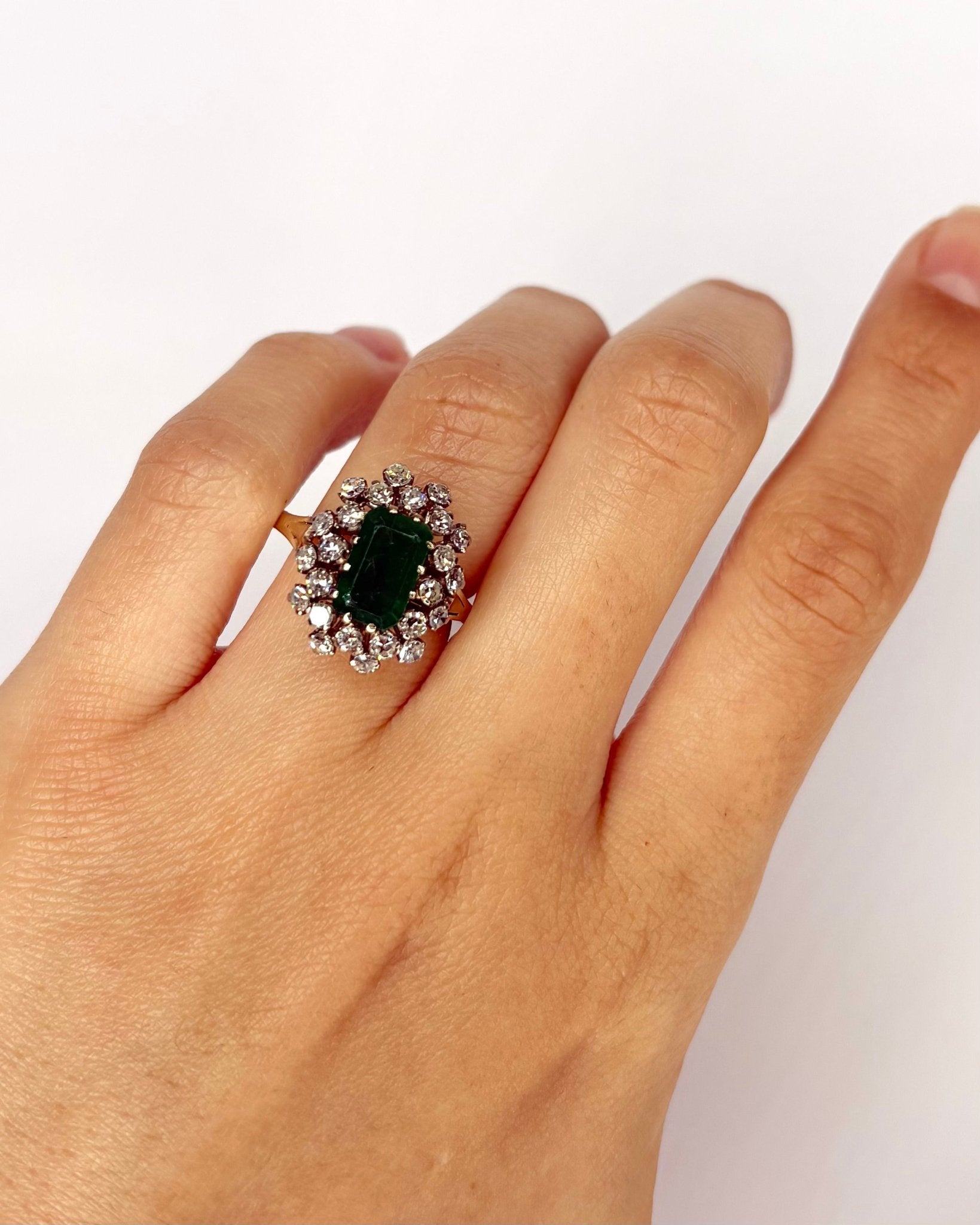 Bague Marguerite Émeraude 1.46 carat &amp; Diamants 1 carat "Elenni" - Elliade Paris