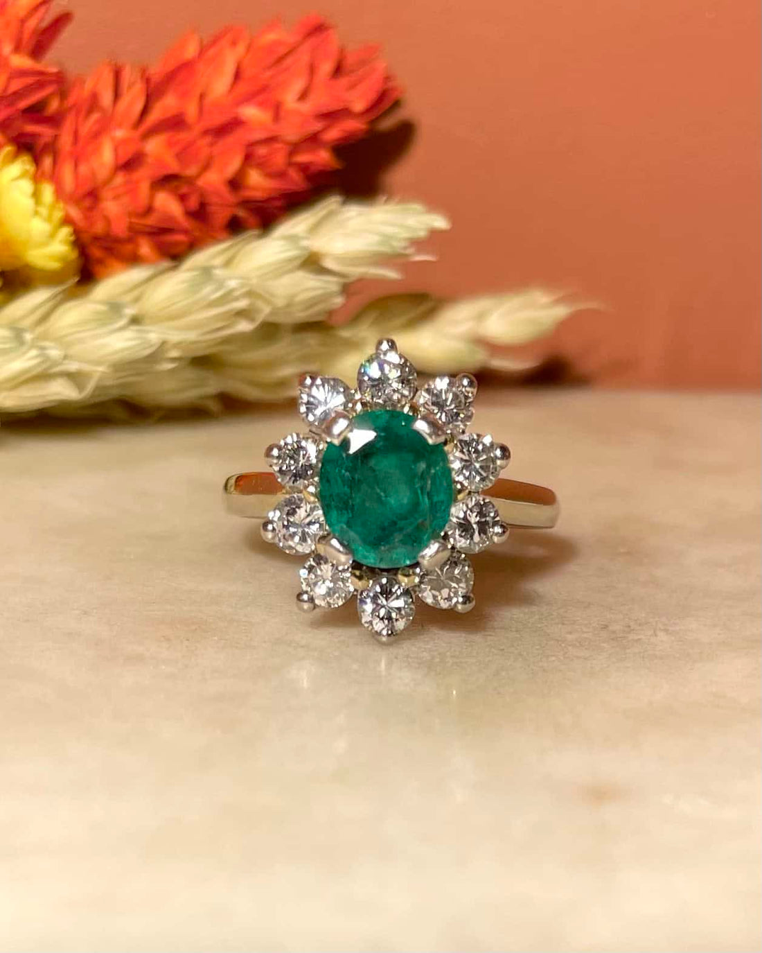 Bague Marguerite Émeraude 1.50 carat &amp; 10 Diamants &quot;Georgina&quot; - Elliade Paris