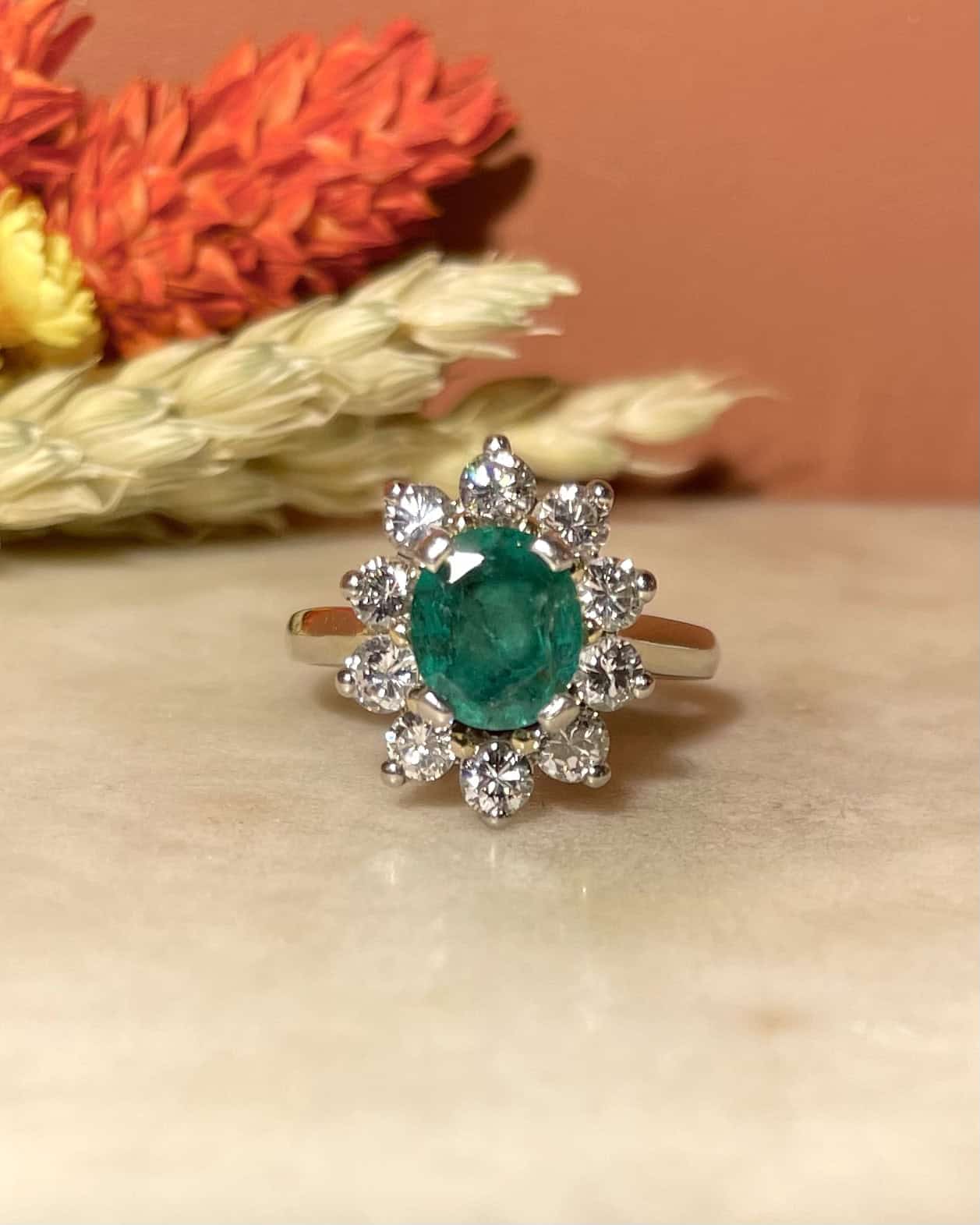 Bague Marguerite Émeraude 1.50 carat &amp; 10 Diamants "Georgina" - Elliade Paris