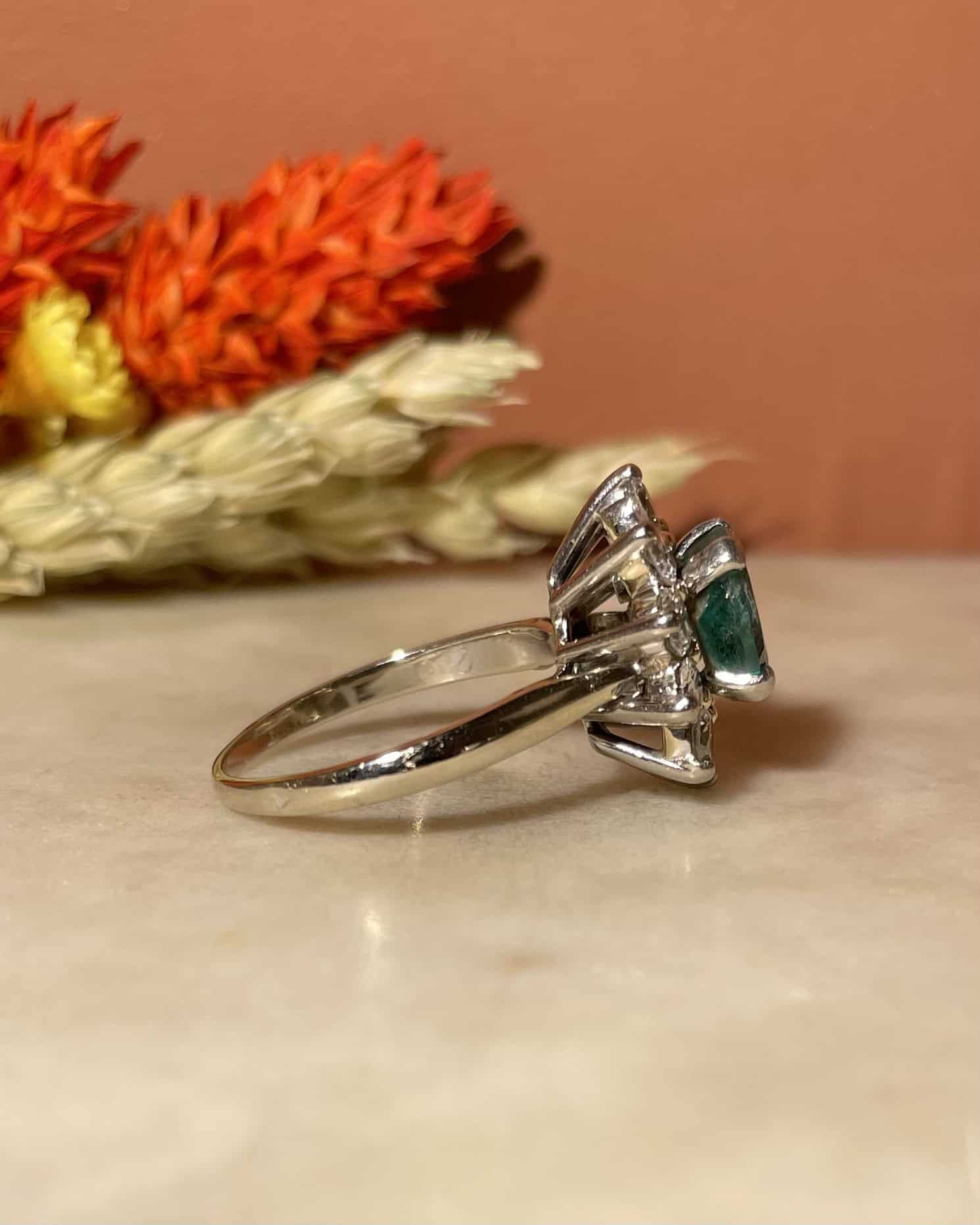Bague Marguerite Émeraude 1.50 carat &amp; 10 Diamants "Georgina" - Elliade Paris