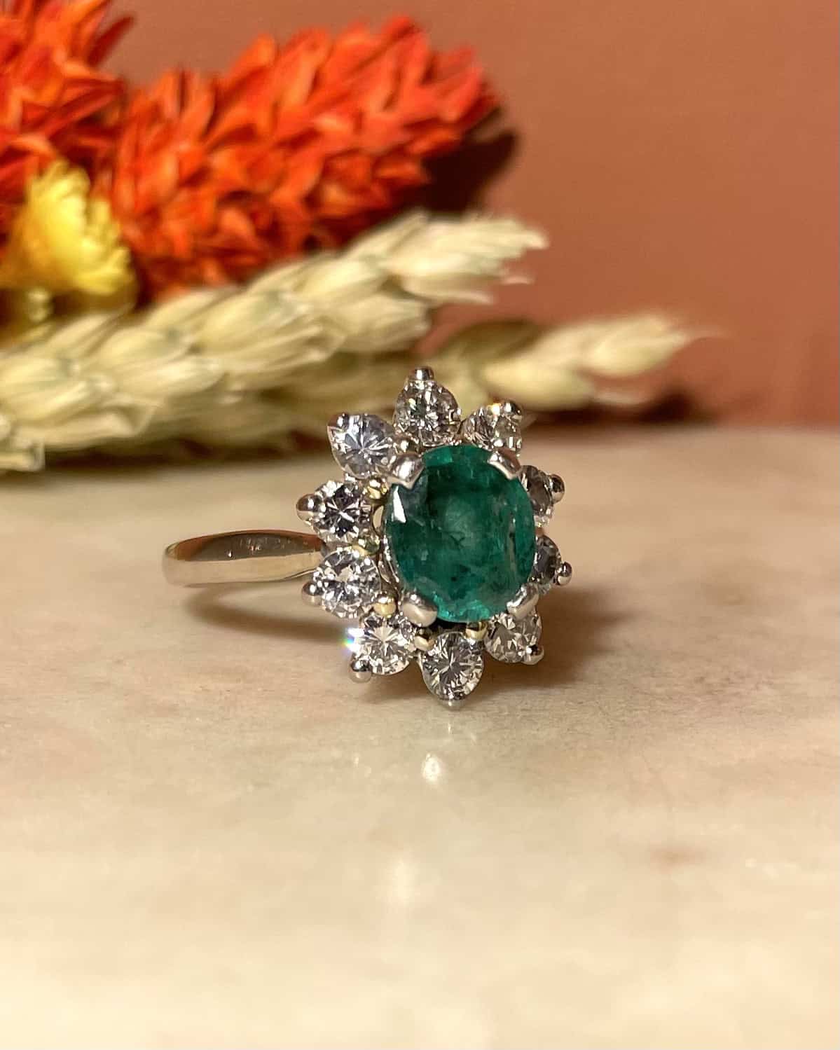Bague Marguerite Émeraude 1.50 carat &amp; 10 Diamants "Georgina" - Elliade Paris