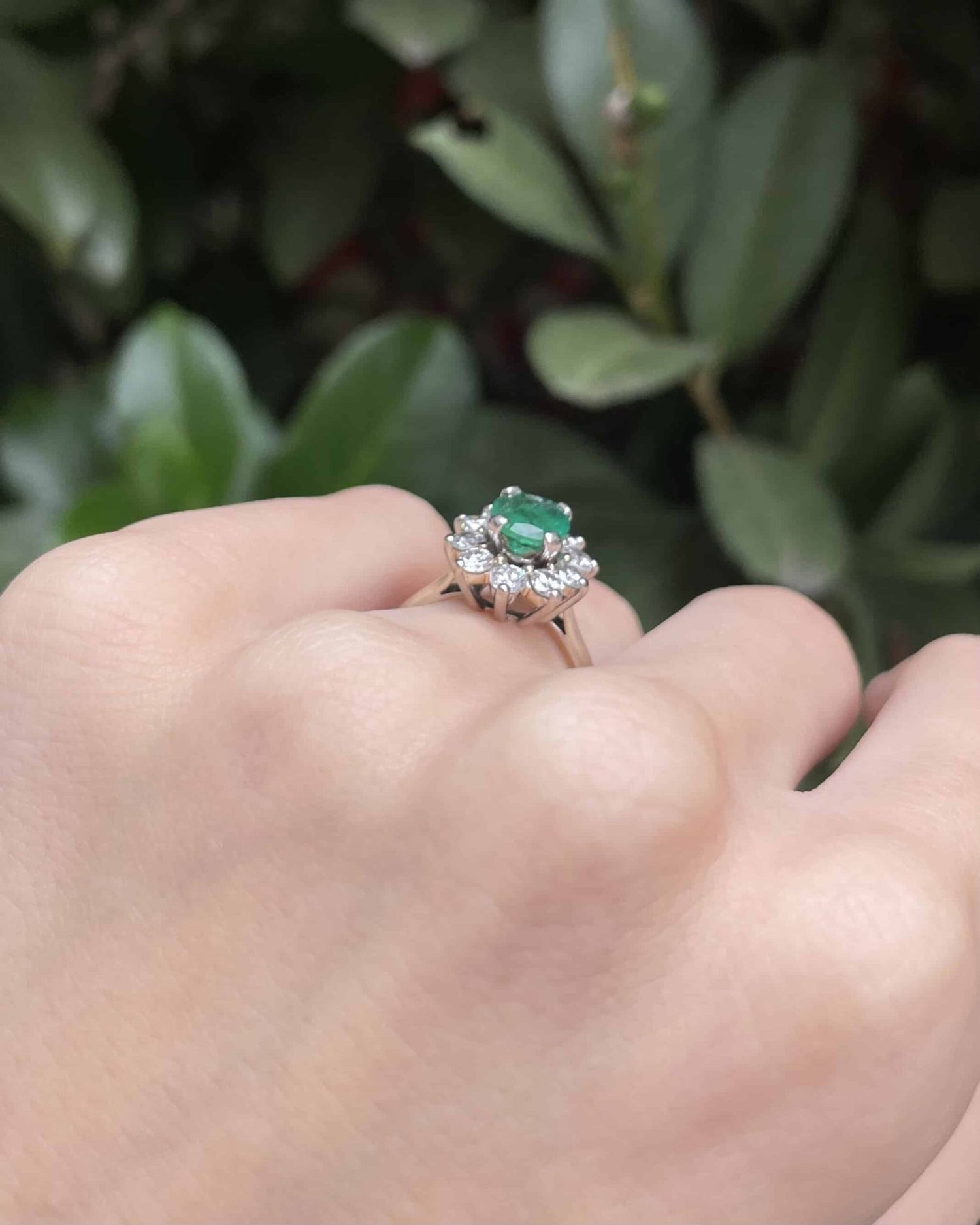 Bague Marguerite Émeraude 1.50 carat &amp; 10 Diamants &quot;Georgina&quot; - Elliade Paris