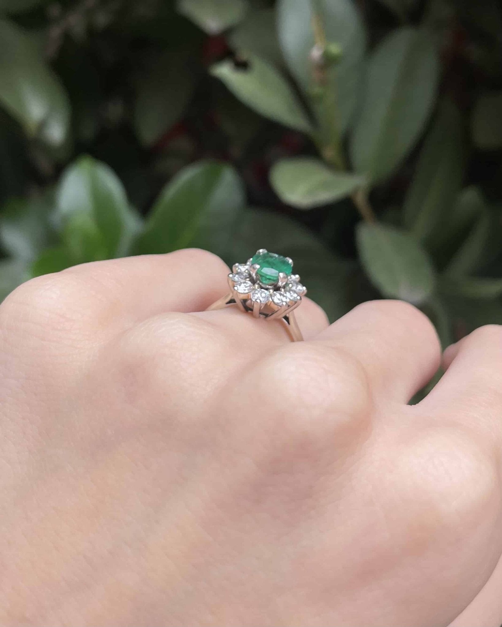 Bague Marguerite Émeraude 1.50 carat &amp; 10 Diamants "Georgina" - Elliade Paris