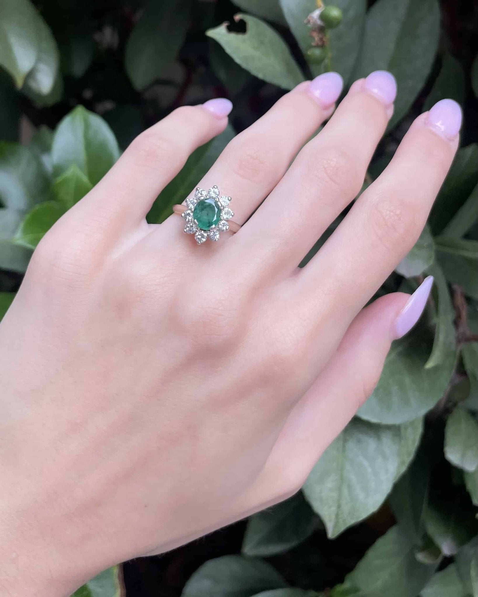 Bague Marguerite Émeraude 1.50 carat &amp; 10 Diamants "Georgina" - Elliade Paris