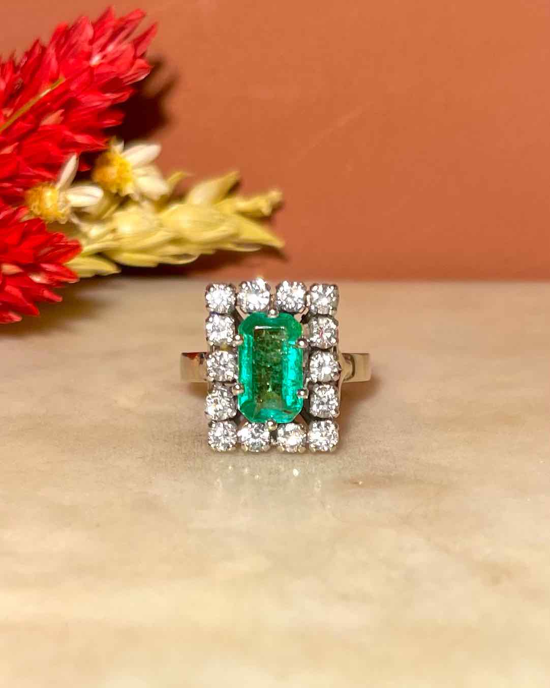 Bague Marguerite Émeraude 1.50 Carat &amp; 14 Diamants "Soléa" - Elliade Paris