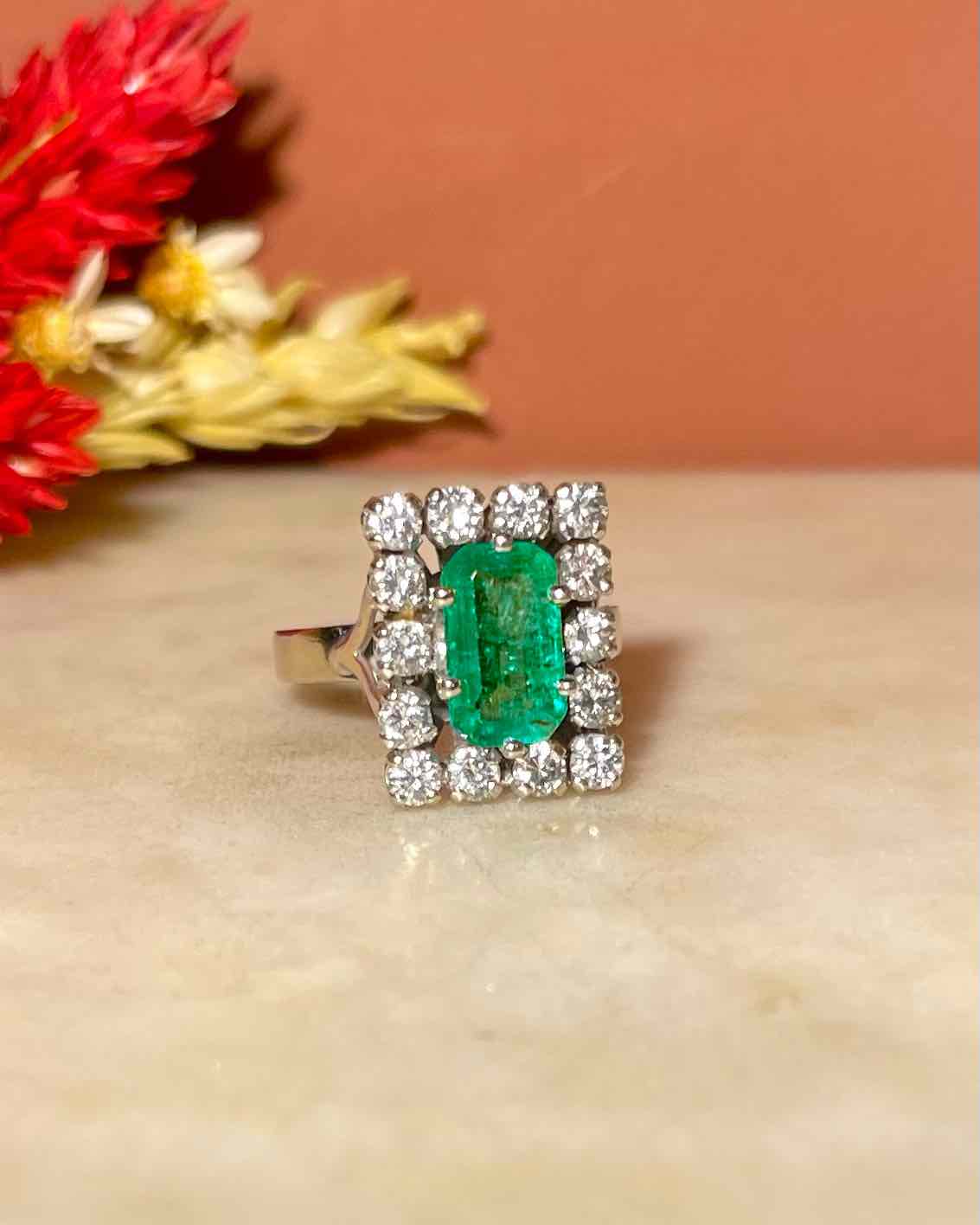 Bague Marguerite Émeraude 1.50 Carat &amp; 14 Diamants "Soléa" - Elliade Paris