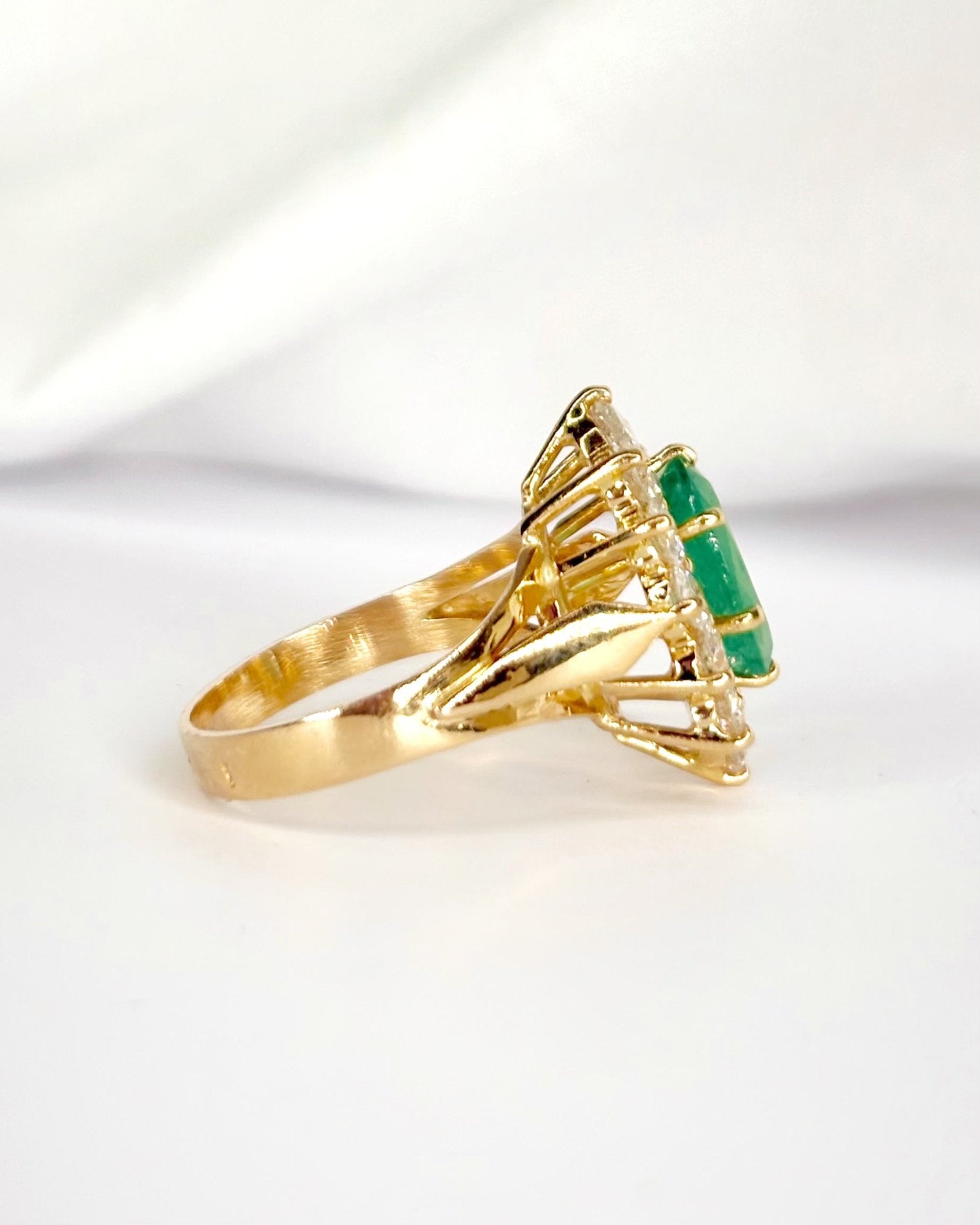 Bague Marguerite Émeraude 1.50 carat &amp; Diamants 0.90 carat "Minerve" - Elliade Paris