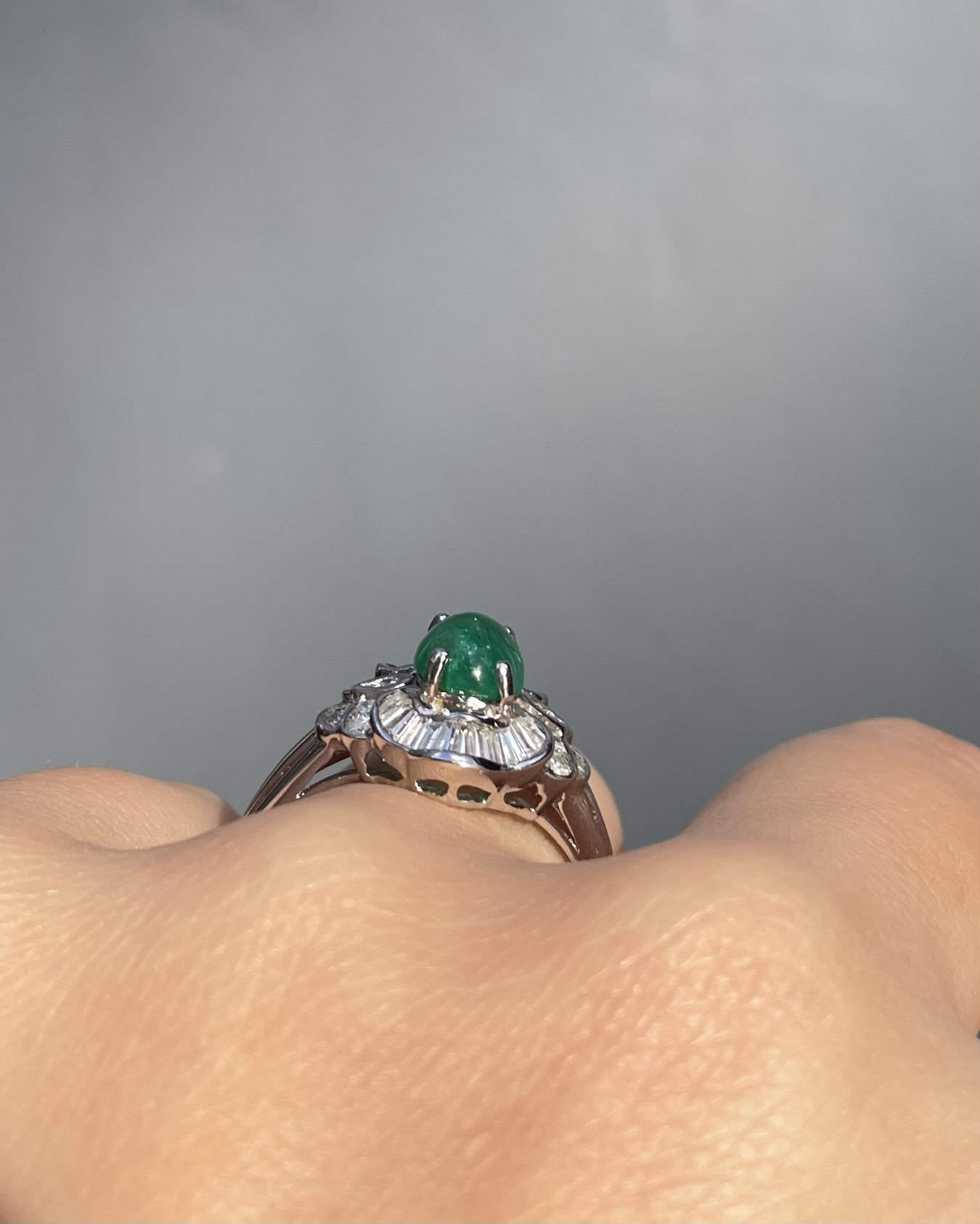 Bague Marguerite Émeraude 1.50 carat &amp; Diamants 1 carat "Livia" - Elliade Paris