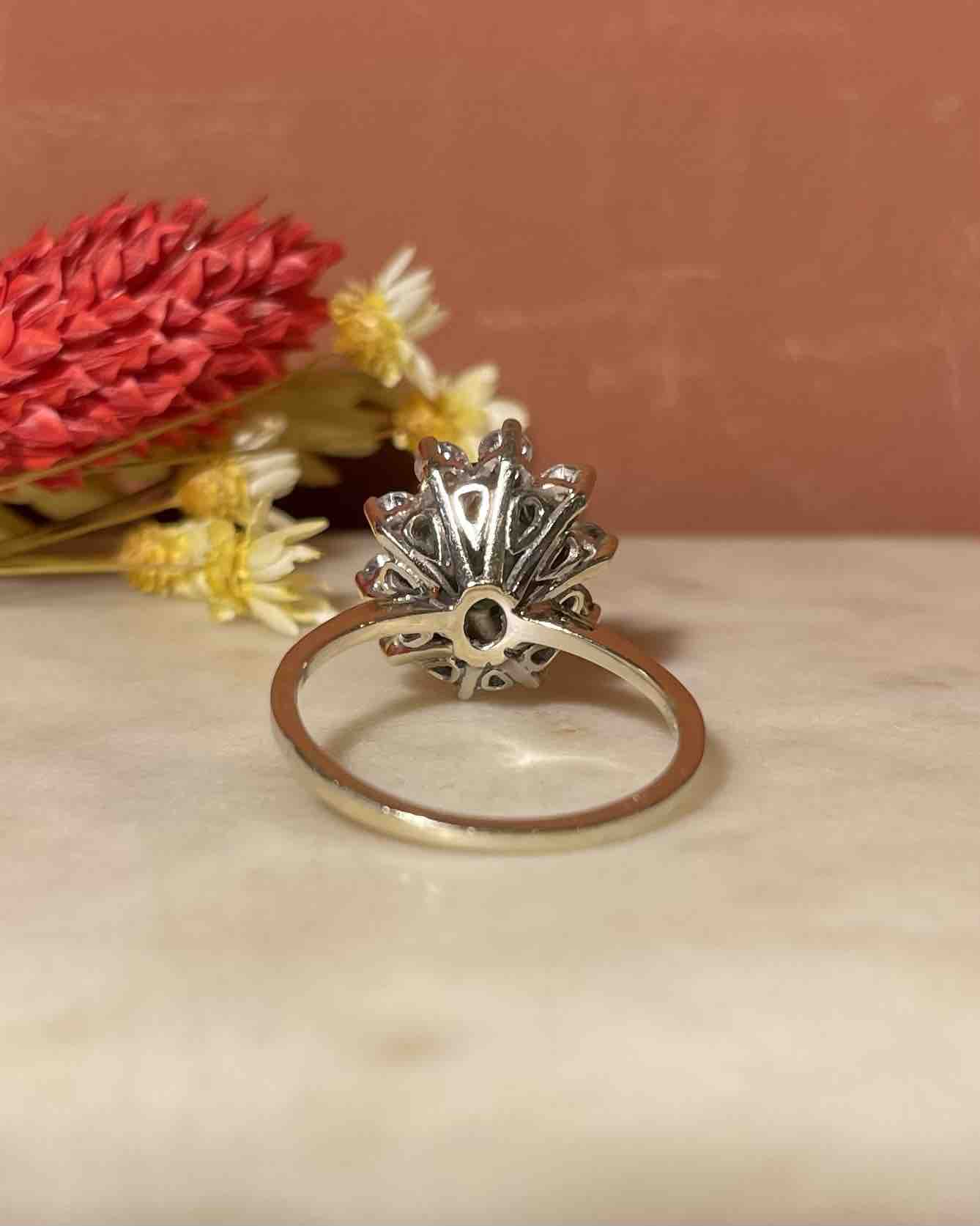 Bague Marguerite Emeraude 1.50 carat &amp; Diamants "Felicity" - Elliade Paris