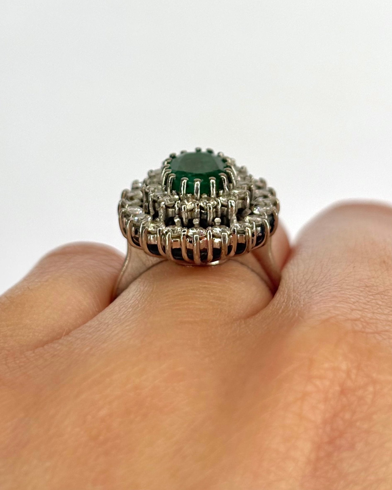 Bague Marguerite Émeraude 1.56 carat &amp; Diamants 0.92 carat "Aimée" - Elliade Paris