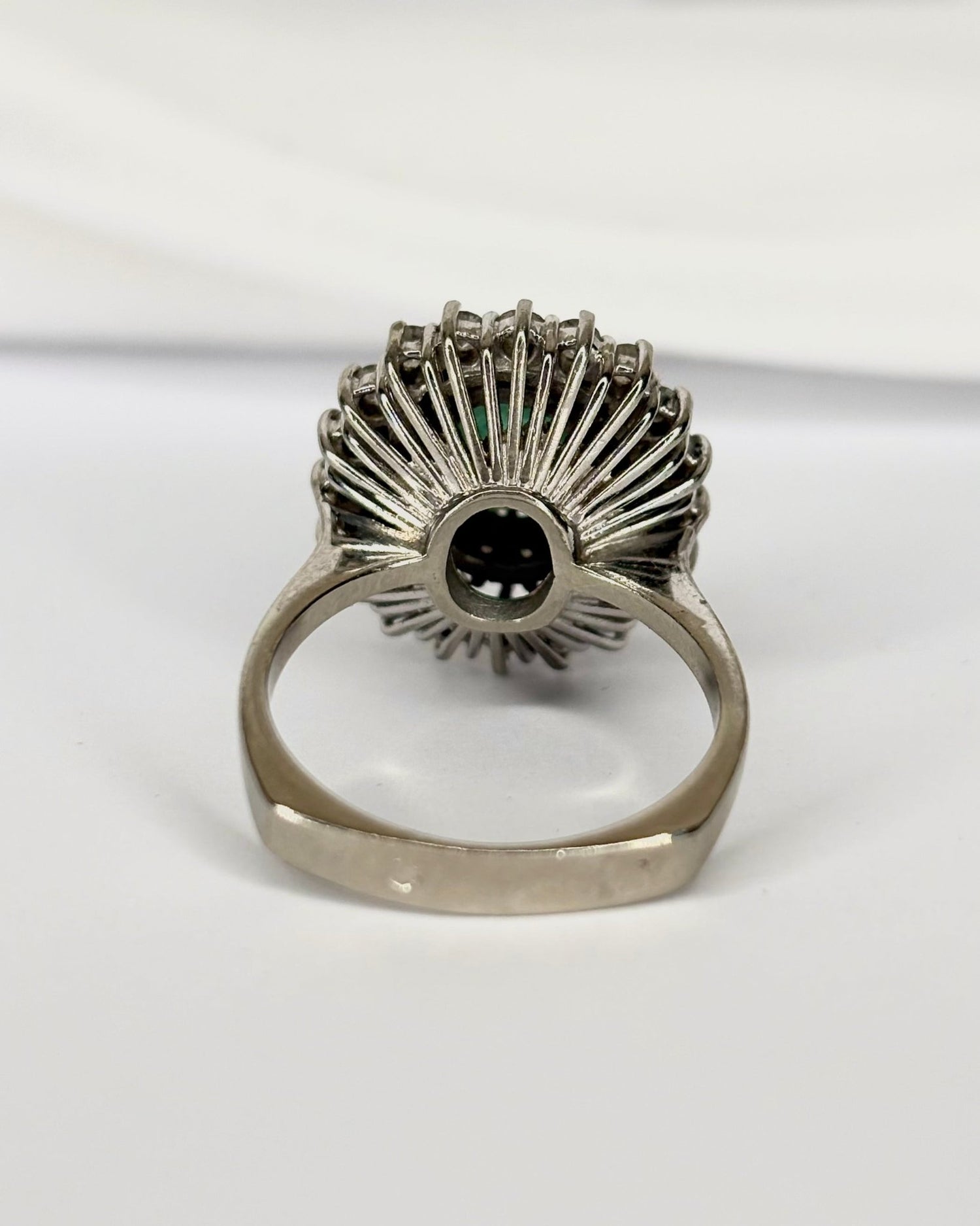 Bague Marguerite Émeraude 1.56 carat &amp; Diamants 0.92 carat "Aimée" - Elliade Paris