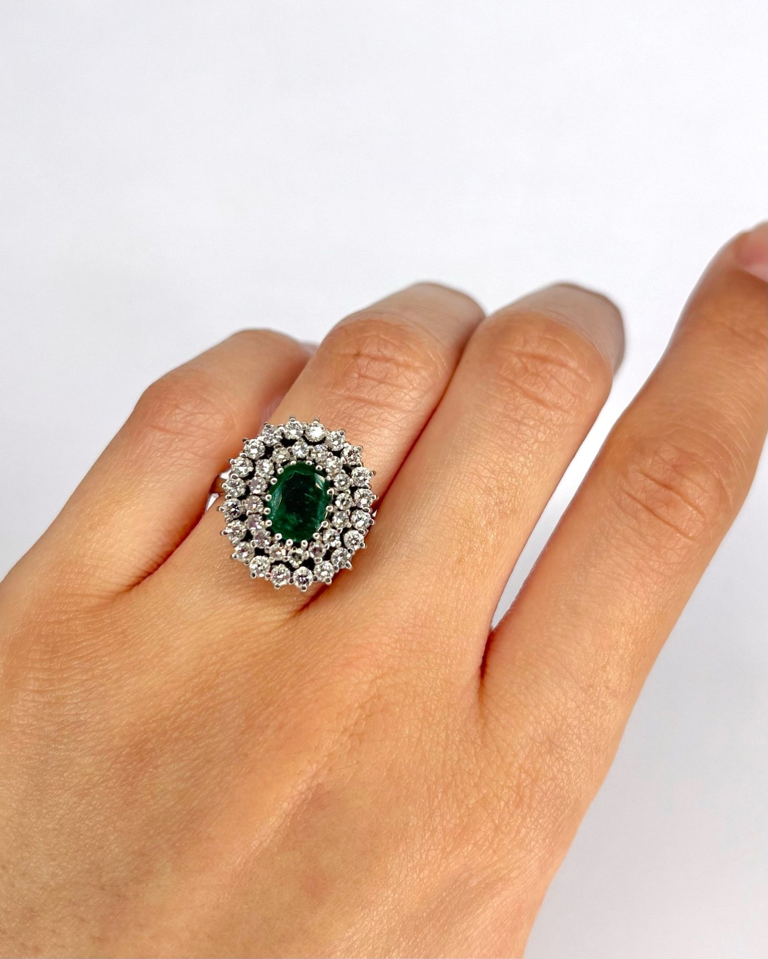Bague Marguerite Émeraude 1.56 carat &amp; Diamants 0.92 carat "Aimée" - Elliade Paris