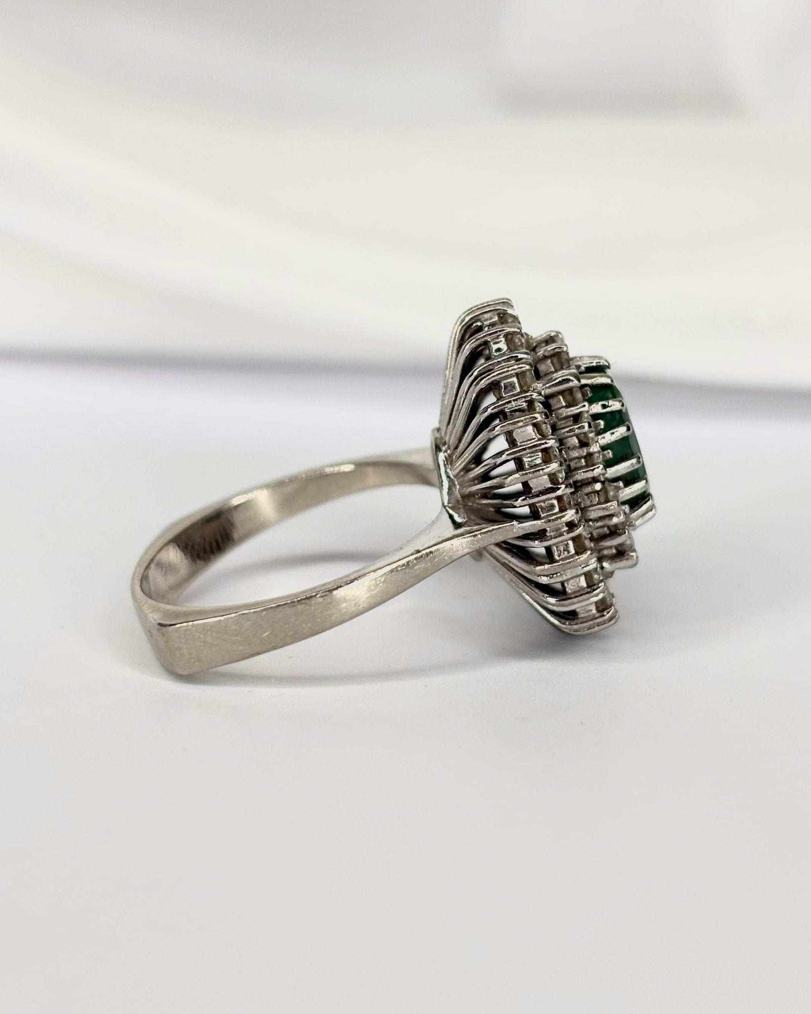 Bague Marguerite Émeraude 1.56 carat &amp; Diamants 0.92 carat "Aimée" - Elliade Paris