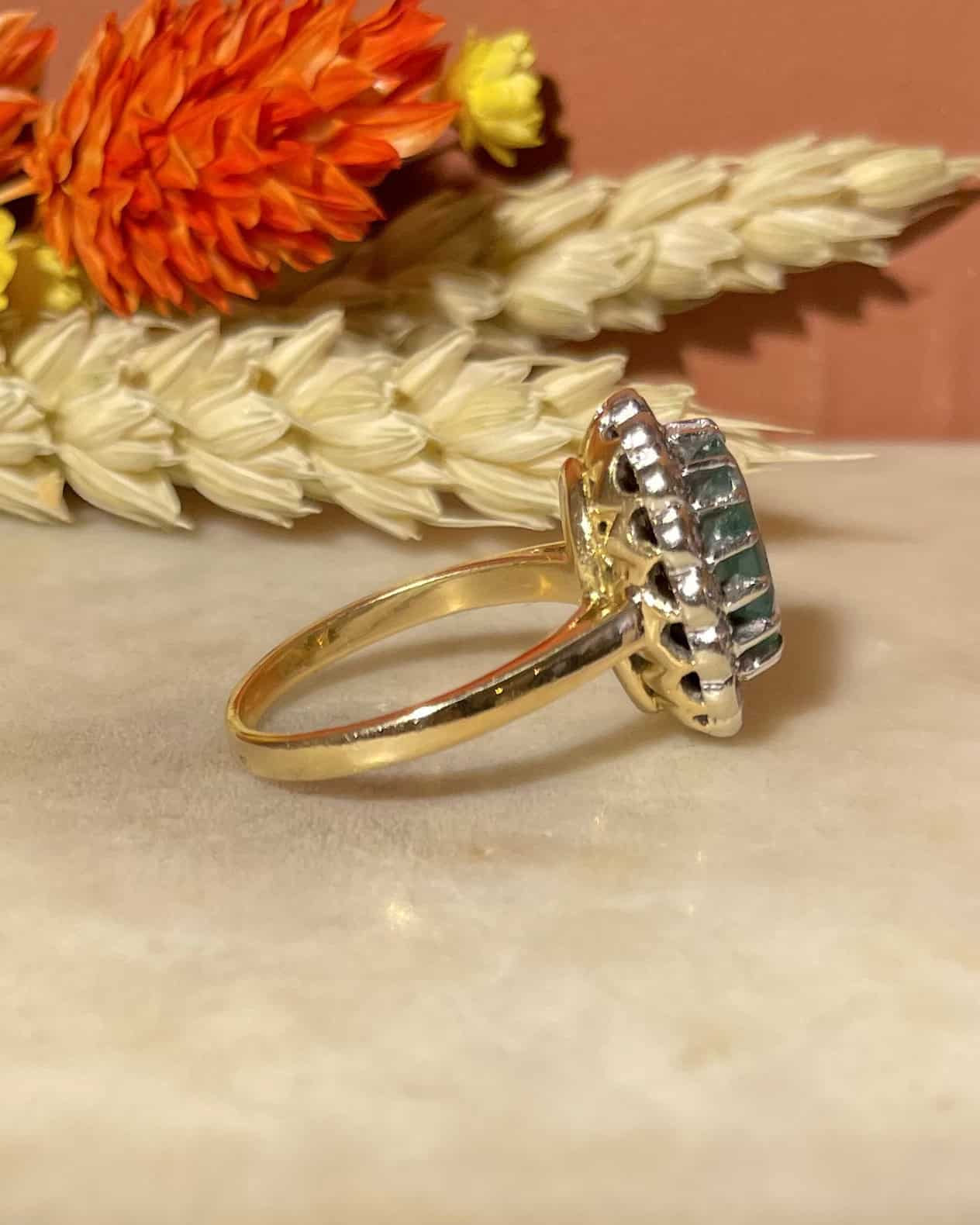 Bague Marguerite Émeraude 1.65 carat &amp; 16 Diamants &quot;Hanya&quot; - Elliade Paris