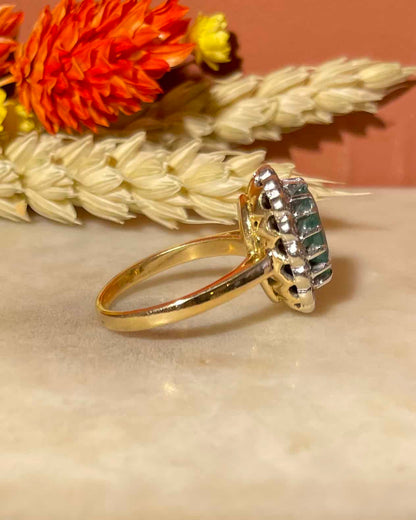 Bague Marguerite Émeraude 1.65 carat &amp; 16 Diamants &quot;Hanya&quot; - Elliade Paris