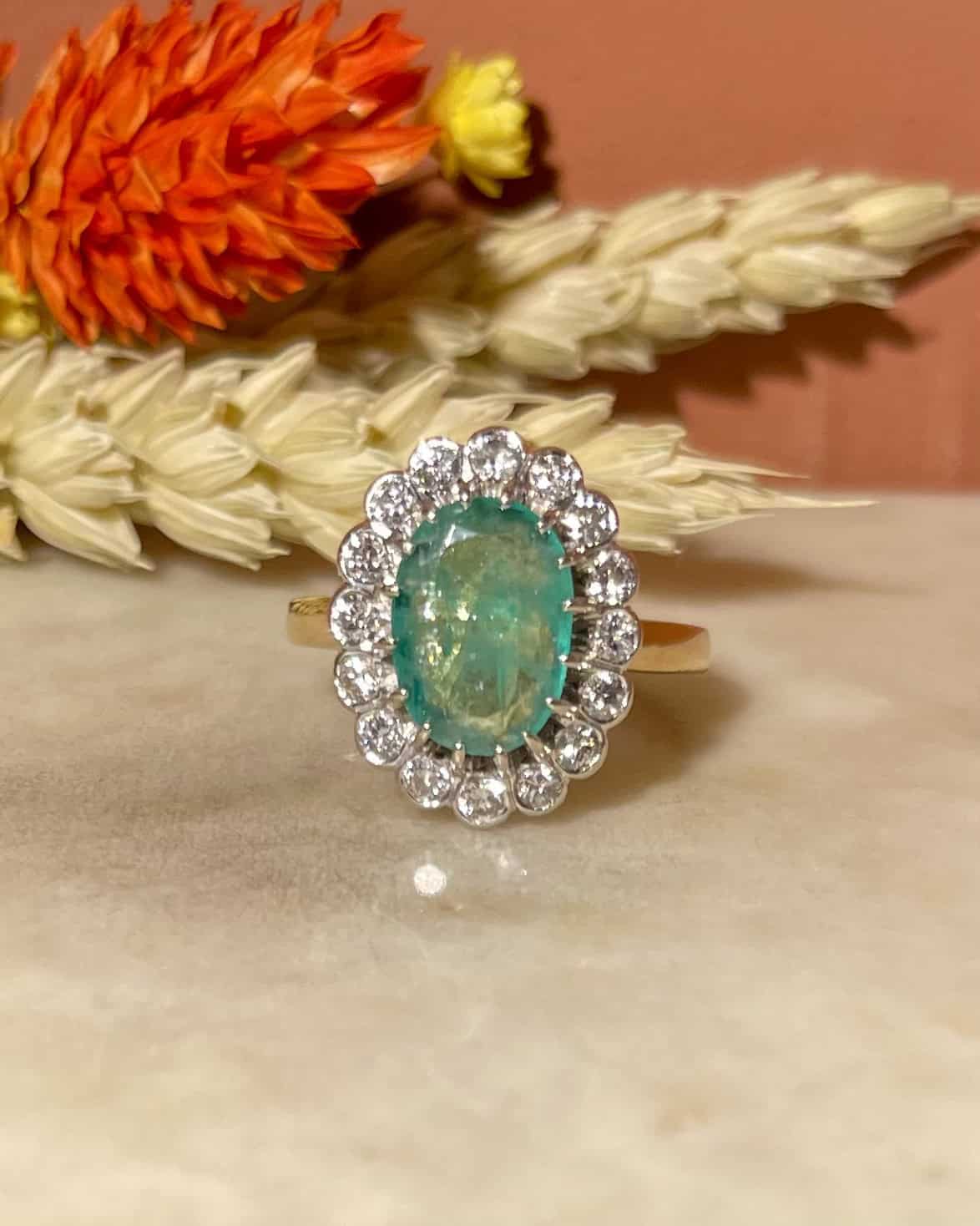 Bague Marguerite Émeraude 1.65 carat &amp; 16 Diamants "Hanya" - Elliade Paris