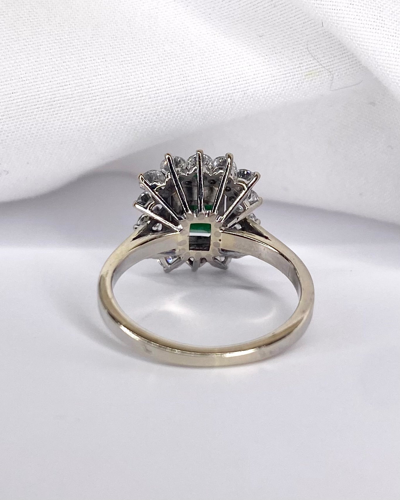 Bague Marguerite Émeraude 1.65 carat &amp; Diamants 0.84 carat "Céline" - Elliade Paris