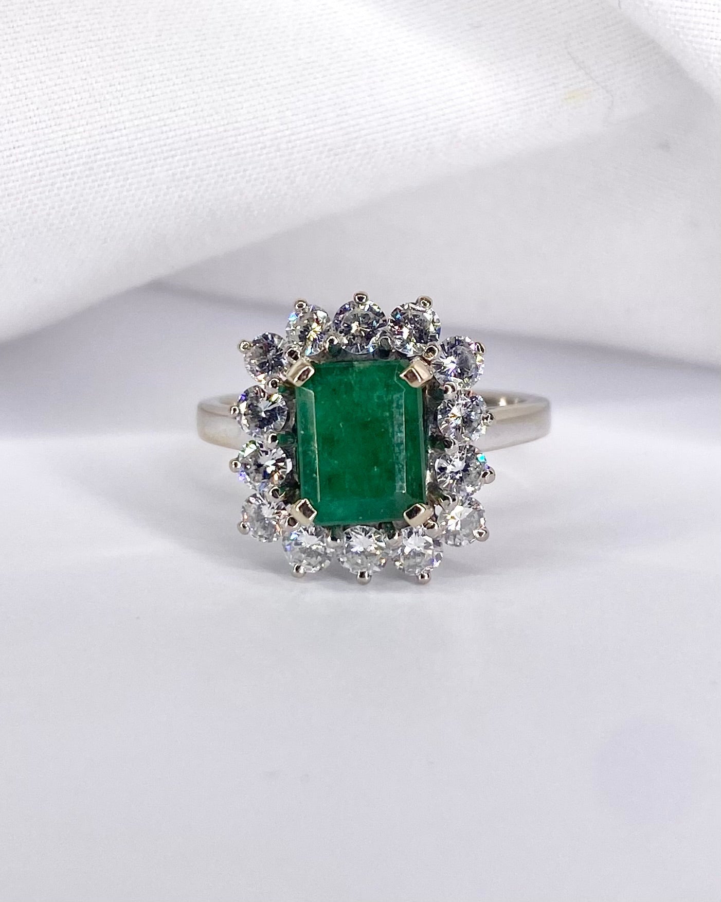 Bague Marguerite Émeraude 1.65 carat &amp; Diamants 0.84 carat "Céline" - Elliade Paris