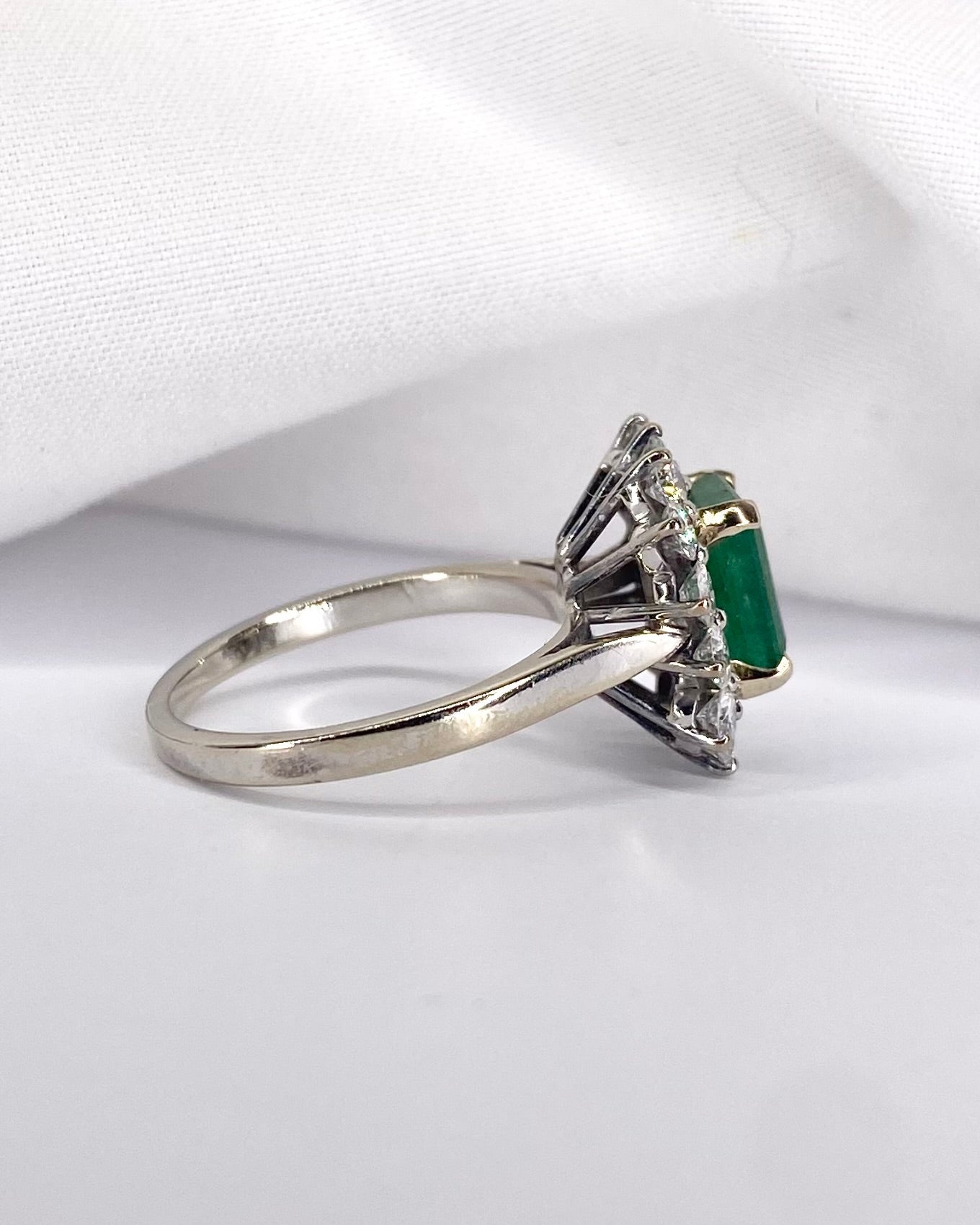 Bague Marguerite Émeraude 1.65 carat &amp; Diamants 0.84 carat "Céline" - Elliade Paris