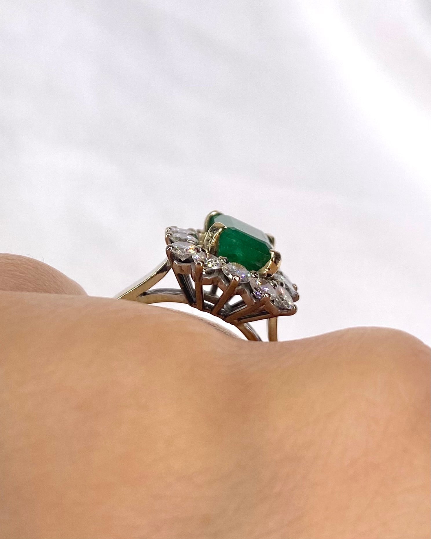 Bague Marguerite Émeraude 1.65 carat &amp; Diamants 0.84 carat "Céline" - Elliade Paris
