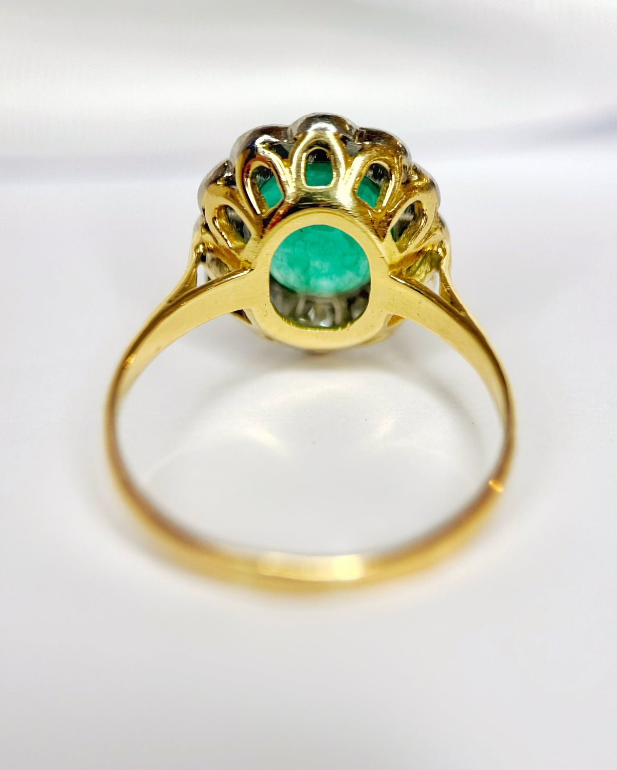 Bague Marguerite Émeraude 1.70 carat &amp; Diamants 0.60 carat "Amale" - Elliade Paris