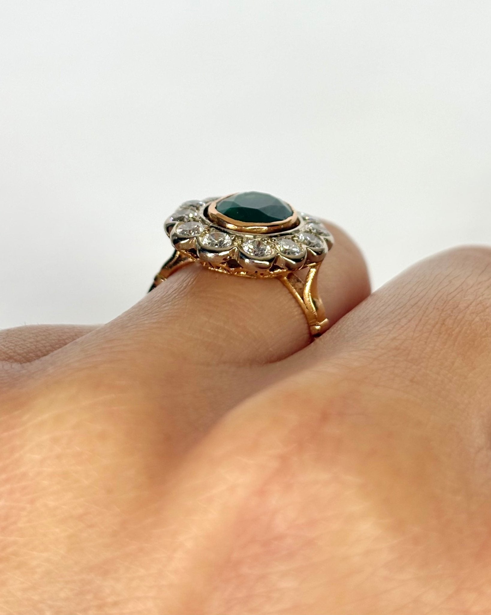 Bague Marguerite Émeraude 1.80 carat &amp; Diamants 1.20 carat "Sophie" - Elliade Paris