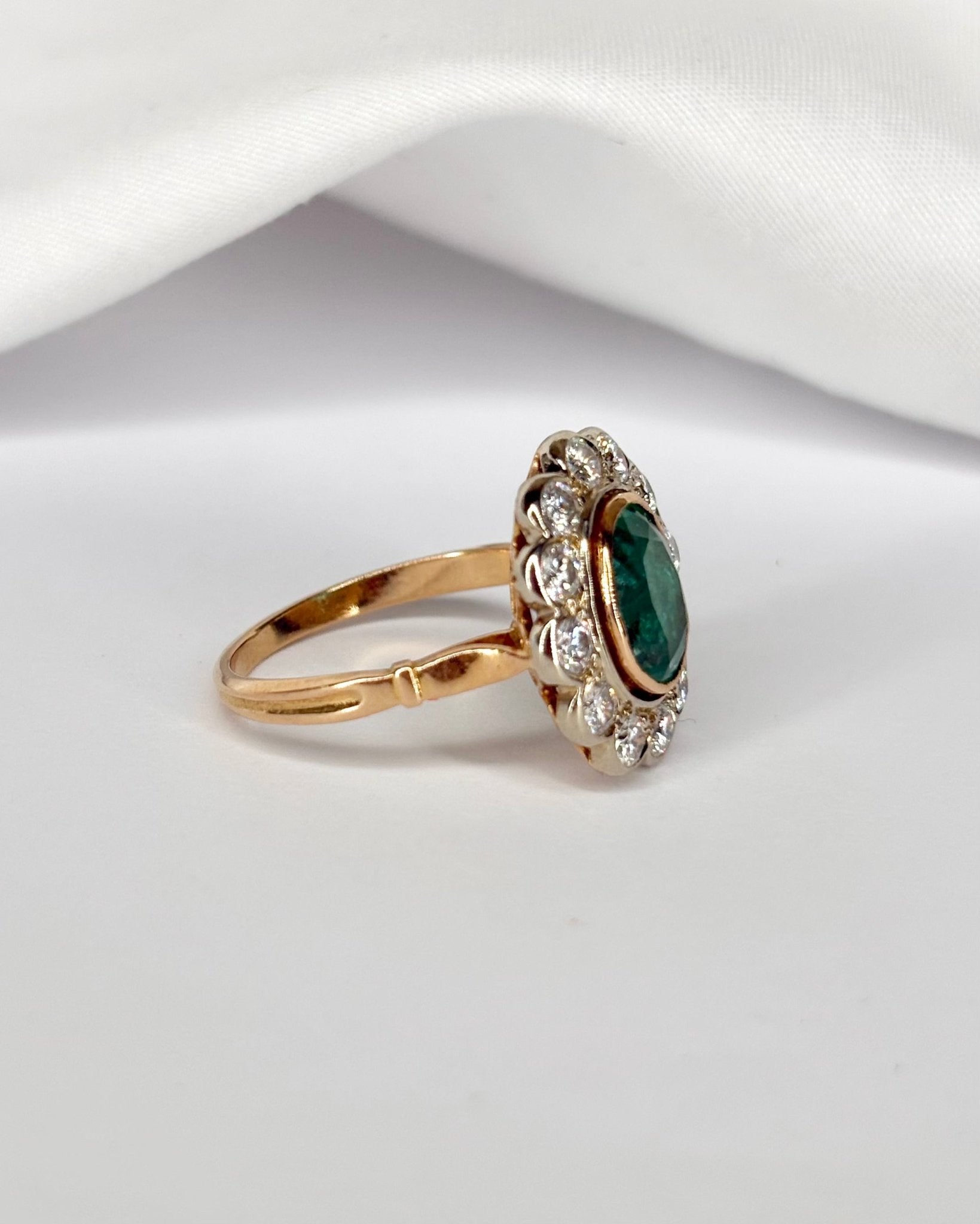 Bague Marguerite Émeraude 1.80 carat &amp; Diamants 1.20 carat "Sophie" - Elliade Paris